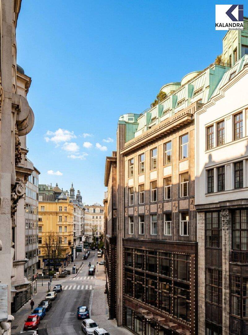 Blick auf eine belebte Stadtstraße mit historischen Gebäuden und blauem Himmel an einem sonnigen Tag.