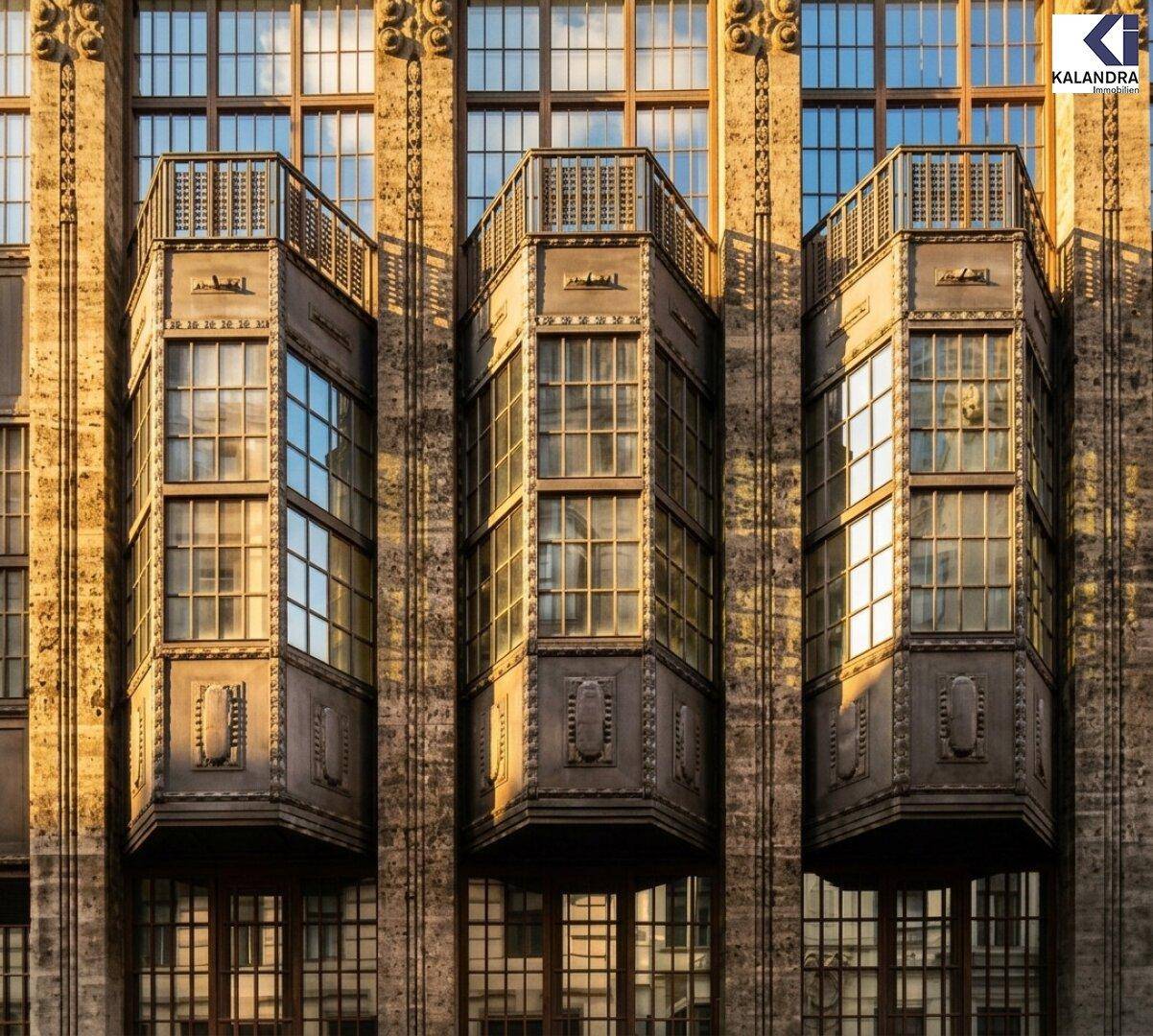 Detailansicht von drei kunstvoll gestalteten Erkerfenstern an der historischen Fassade eines Gebäudes.