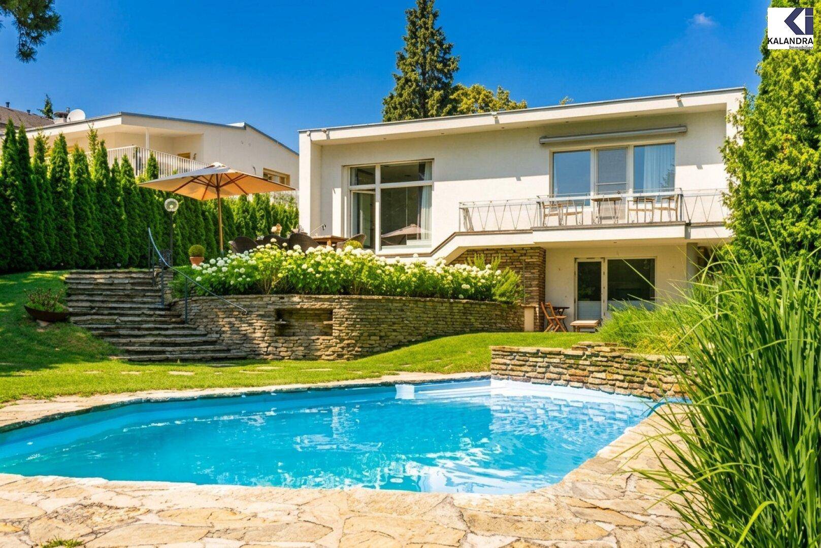 Sonniger Außenbereich mit Swimmingpool, Steinterrasse und Blick auf das moderne Wohnhaus.