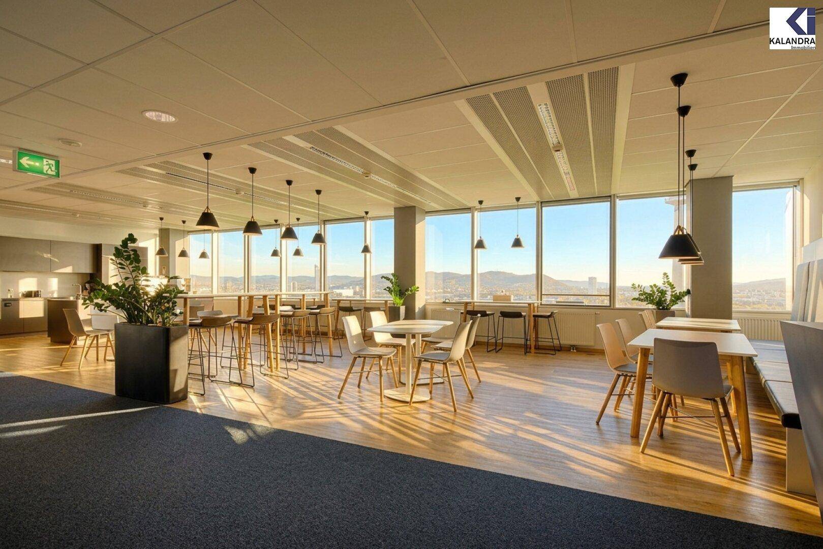 Moderne Cafeteria mit verschiedenen Sitzbereichen, Holzboden und weitem Ausblick durch große Fenster.