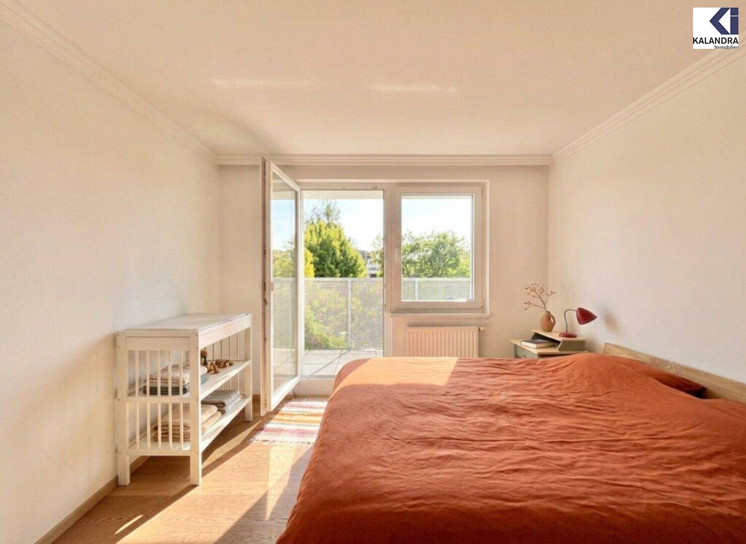 Schlafzimmer mit Holzboden und direktem Zugang zu einem sonnigen Balkon.