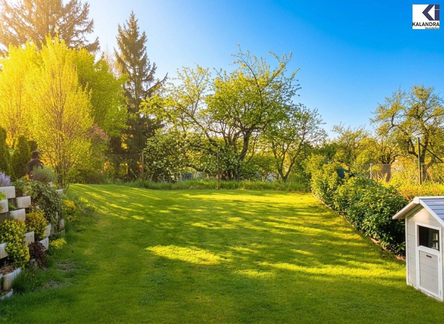 Weitläufiger grüner Garten mit Rasenfläche, Bäumen und einem kleinen Gartenhaus.