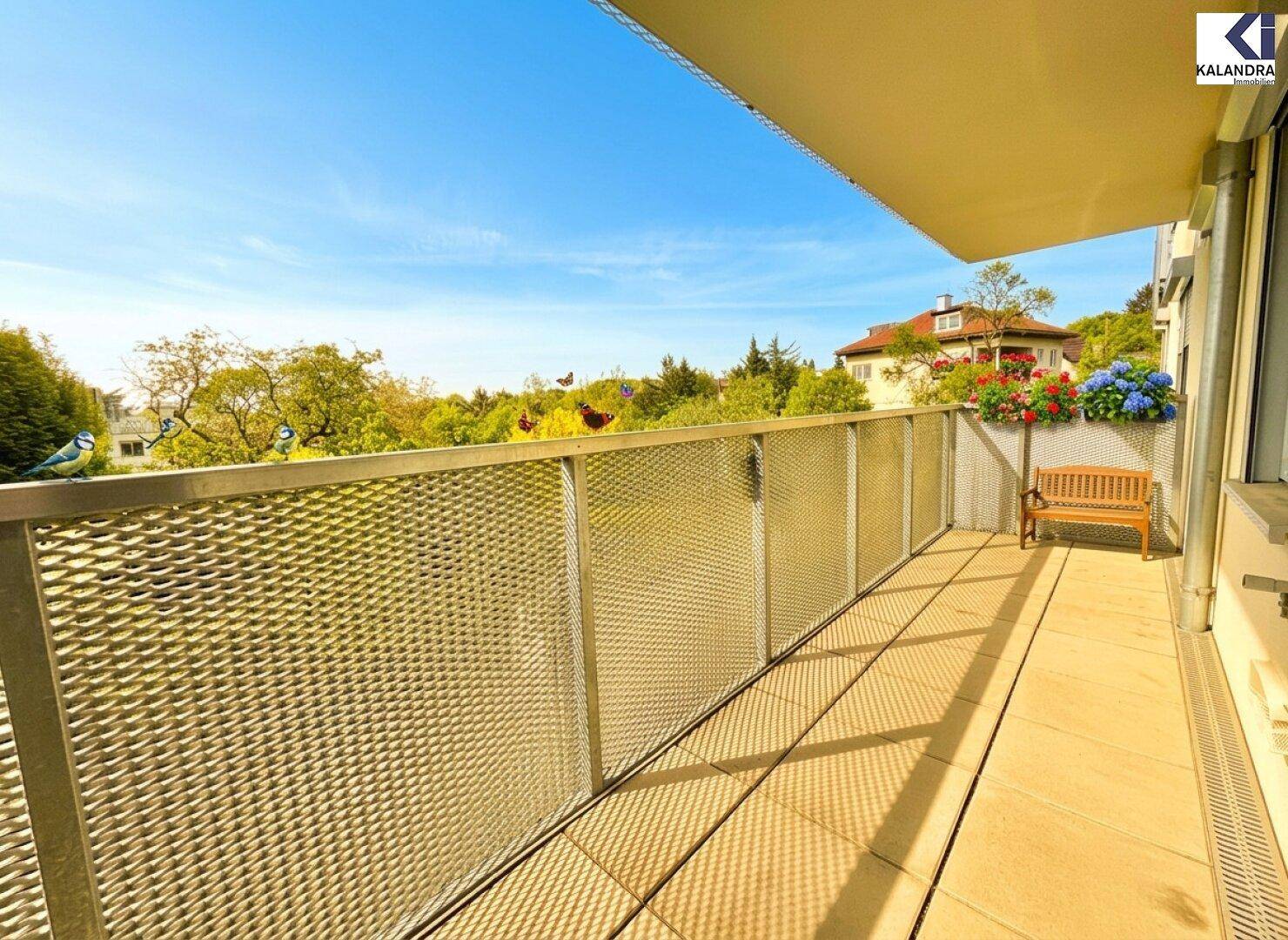 Geräumiger Balkon mit Sitzbank und Blumenkästen, bietet weite Aussicht.
