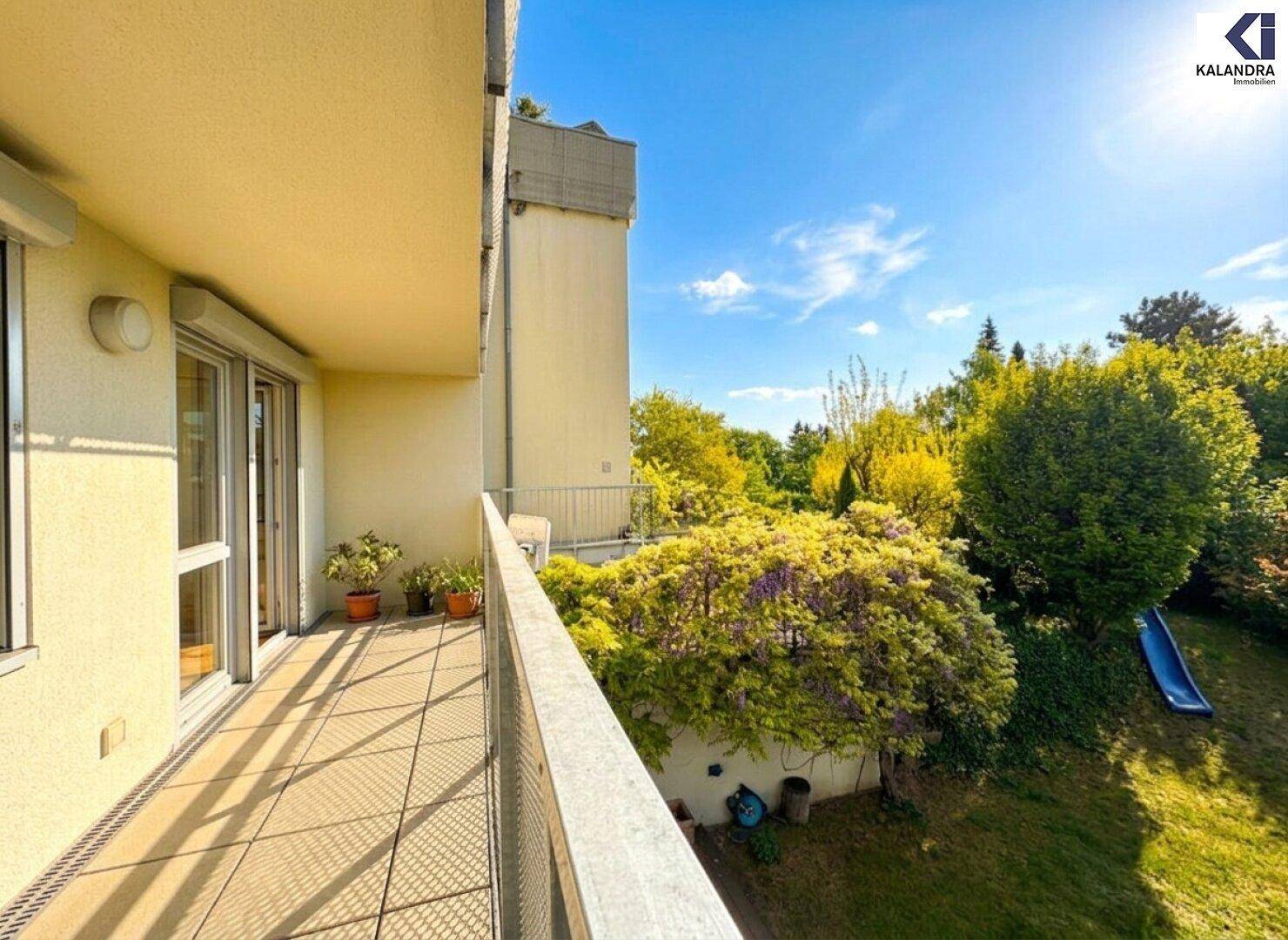 Balkon mit Blick auf den grünen Garten und die umliegende Natur.
