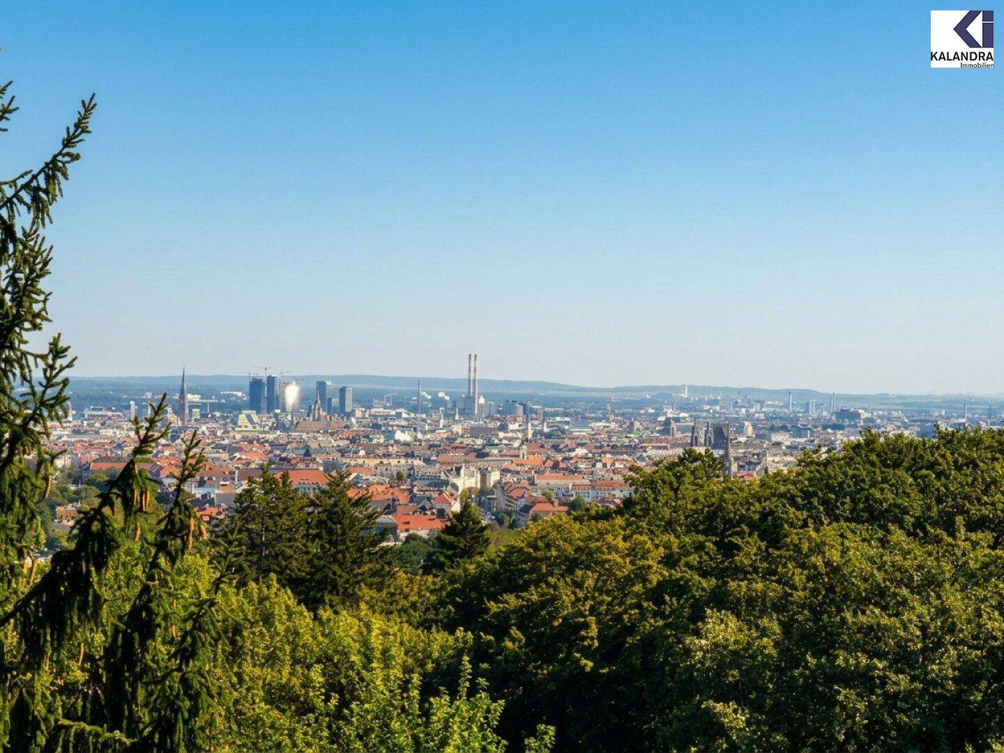 Weitläufiger Panoramablick über eine Stadtlandschaft mit vielen Gebäuden und grünen Hügeln im Vordergrund.