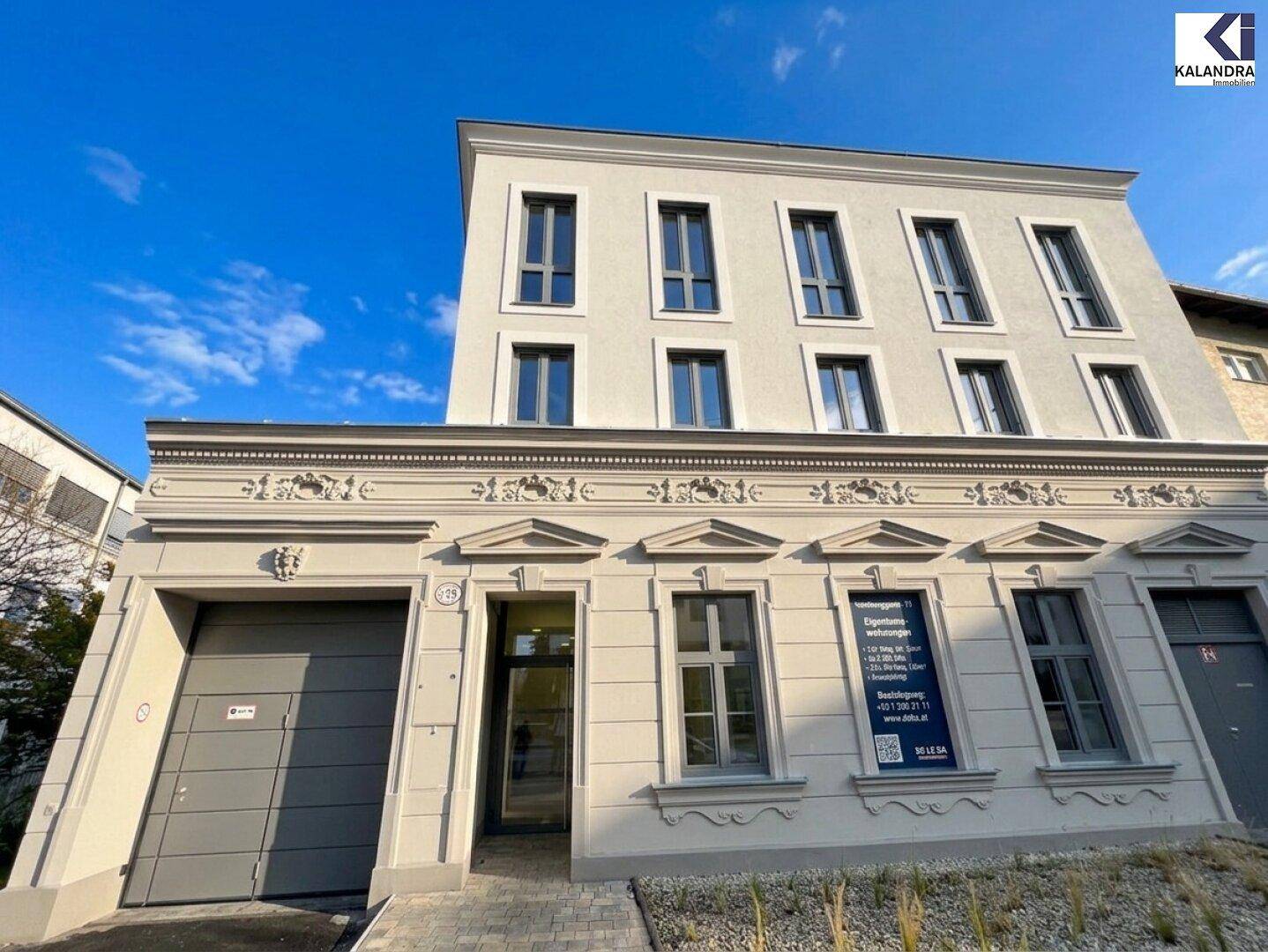 Attraktive Fassade eines Neubaus mit klassisch-modernen Elementen und Garagentor.
