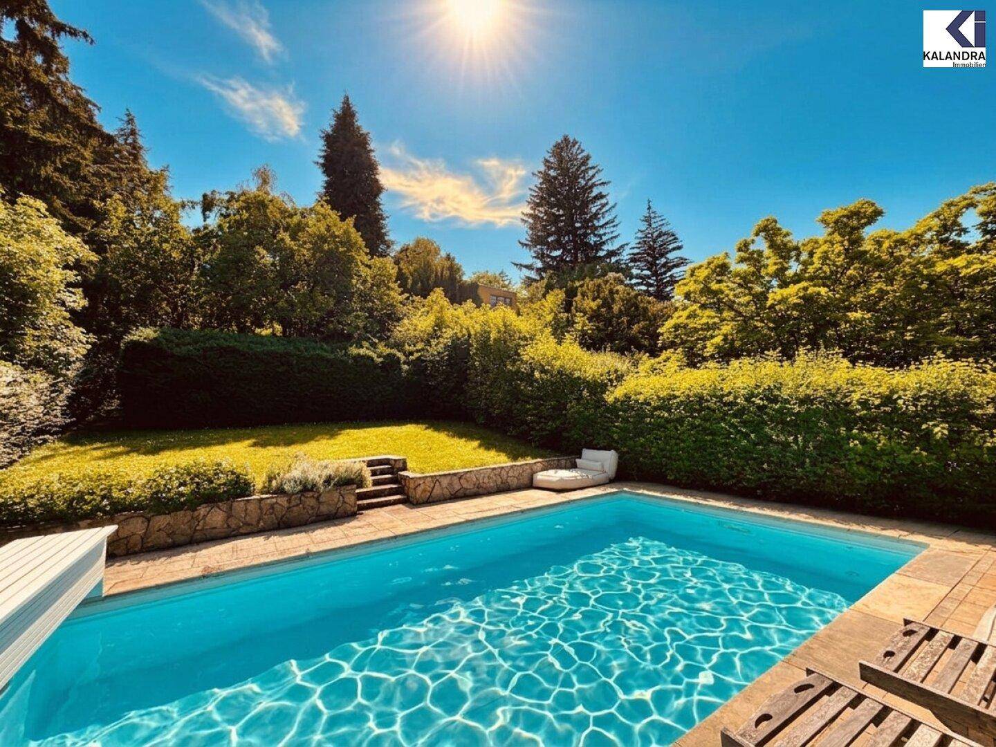 Blauer Swimmingpool in einem sonnigen Garten mit Rasenflächen, hohen Bäumen und dichten Hecken.