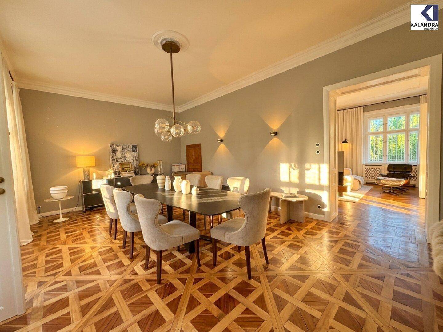 Repräsentativer Essbereich mit elegantem Tisch, bequemen Stühlen und kunstvollem Parkettboden, lichtdurchflutet.