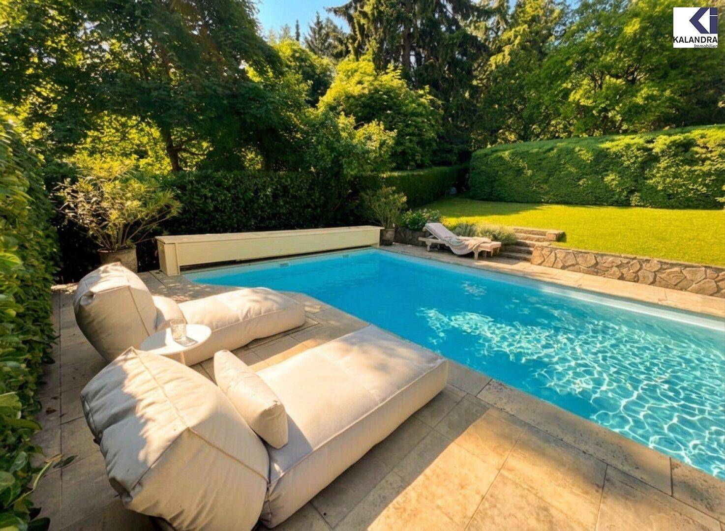 Blauer Swimmingpool mit bequemen Lounge-Liegen, umgeben von dichten Hecken und hohen Bäumen.