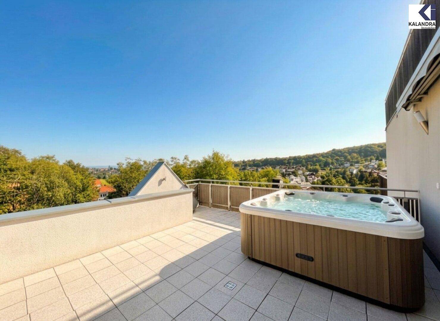 Luxuriöse Terrasse mit Whirlpool und weitem Blick auf die umliegende Natur und Stadt.