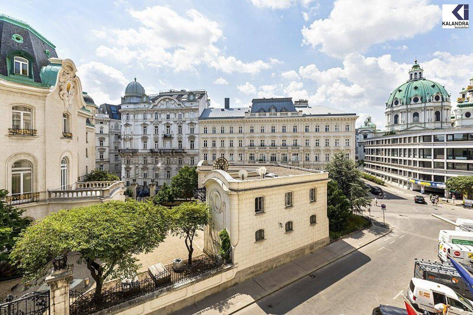 Panoramablick auf die Stadt mit historischen Gebäuden, einer belebten Straße und einer markanten Kirchenkuppel.