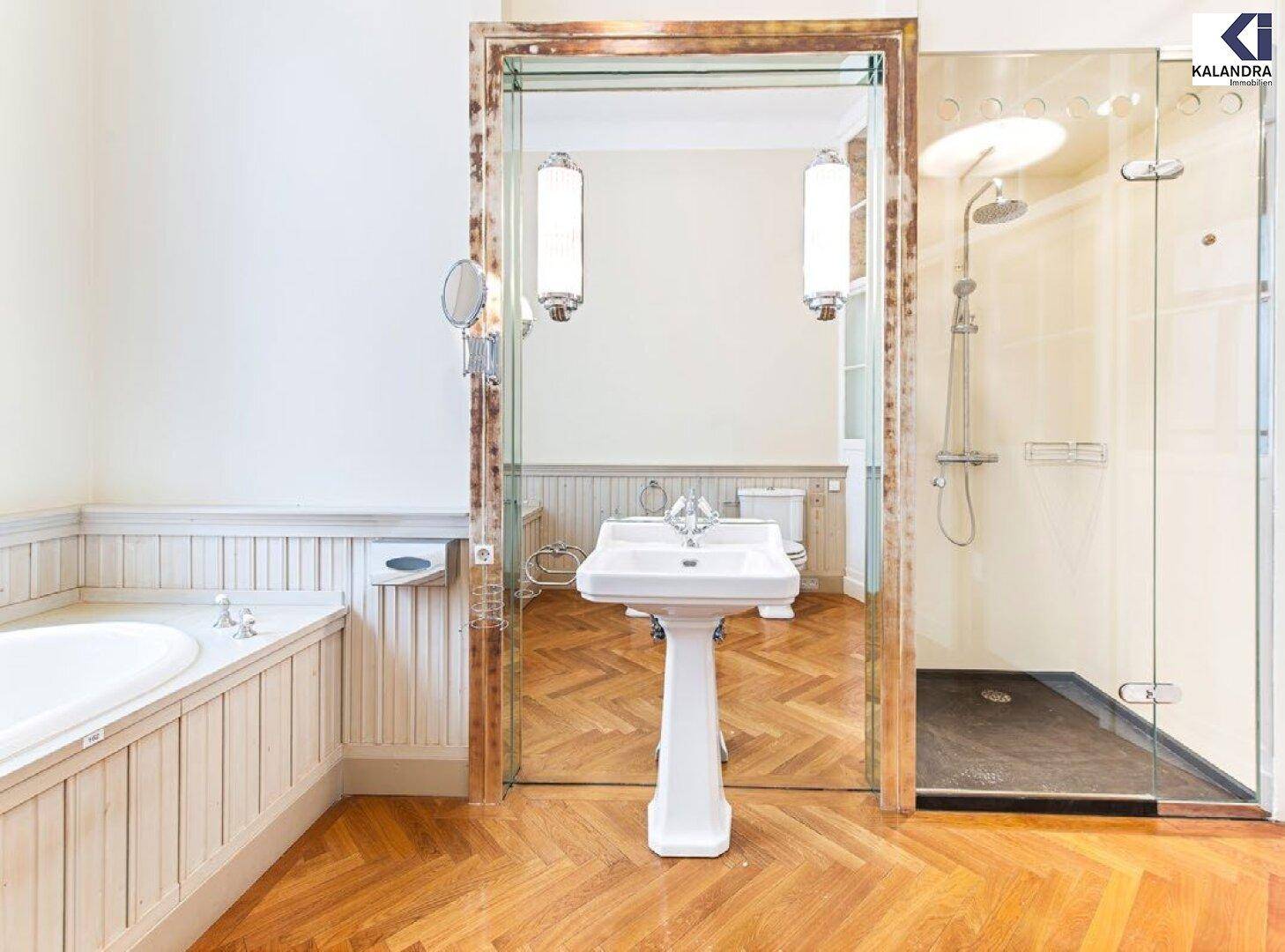 Klassisches Badezimmer mit Badewanne, Standwaschbecken und moderner Duschkabine.