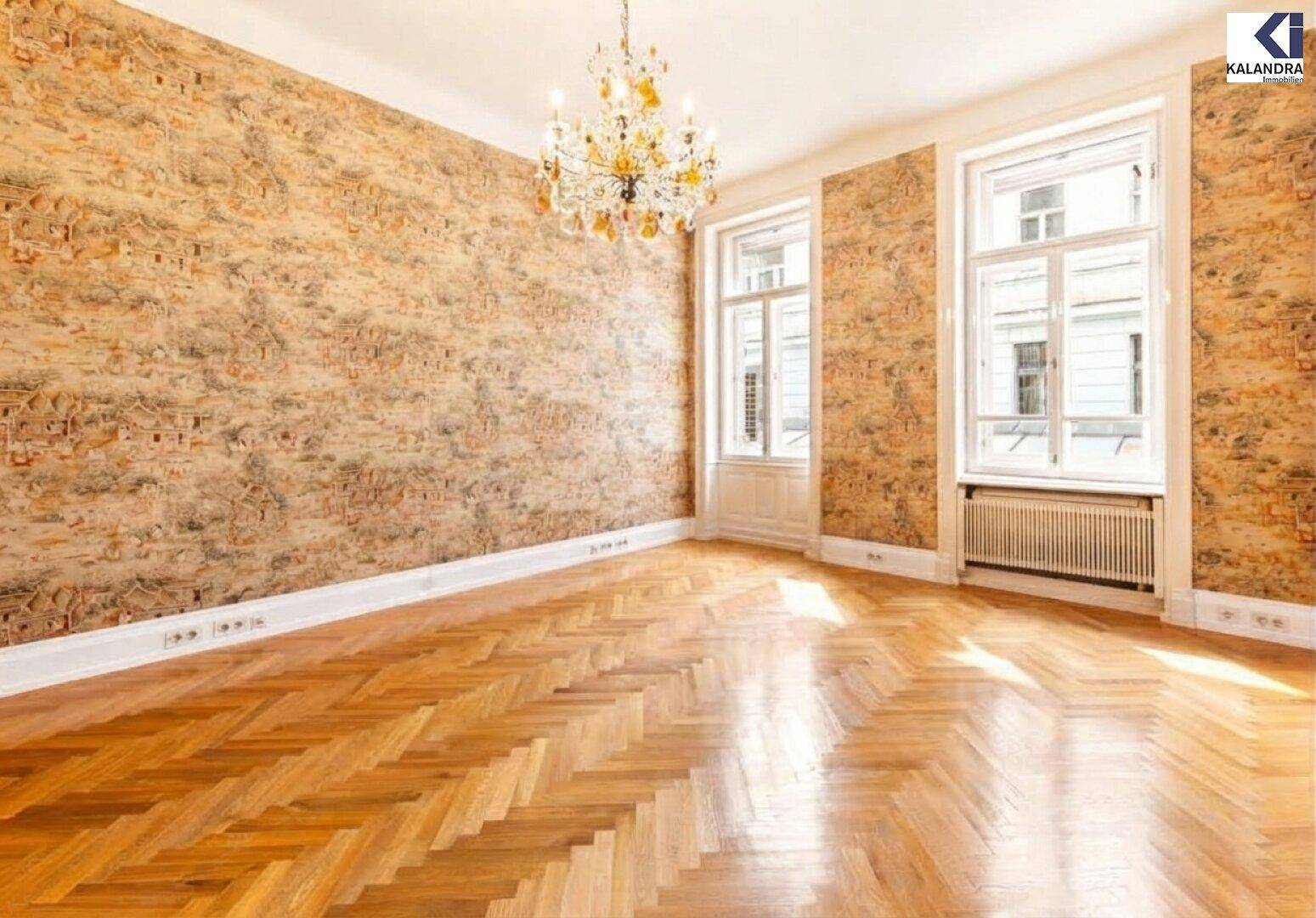 Elegantes Zimmer mit gemusterten Tapeten, hellem Fischgrätparkett und einem opulenten Kronleuchter.
