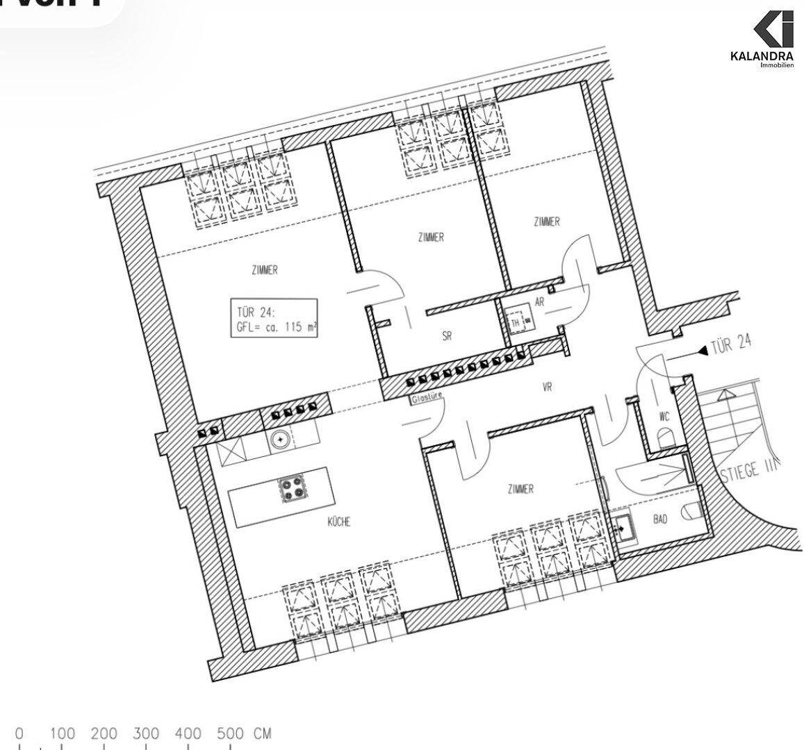 Grundriss einer Dachgeschosswohnung mit mehreren Zimmern, offener Küche und Balkon.