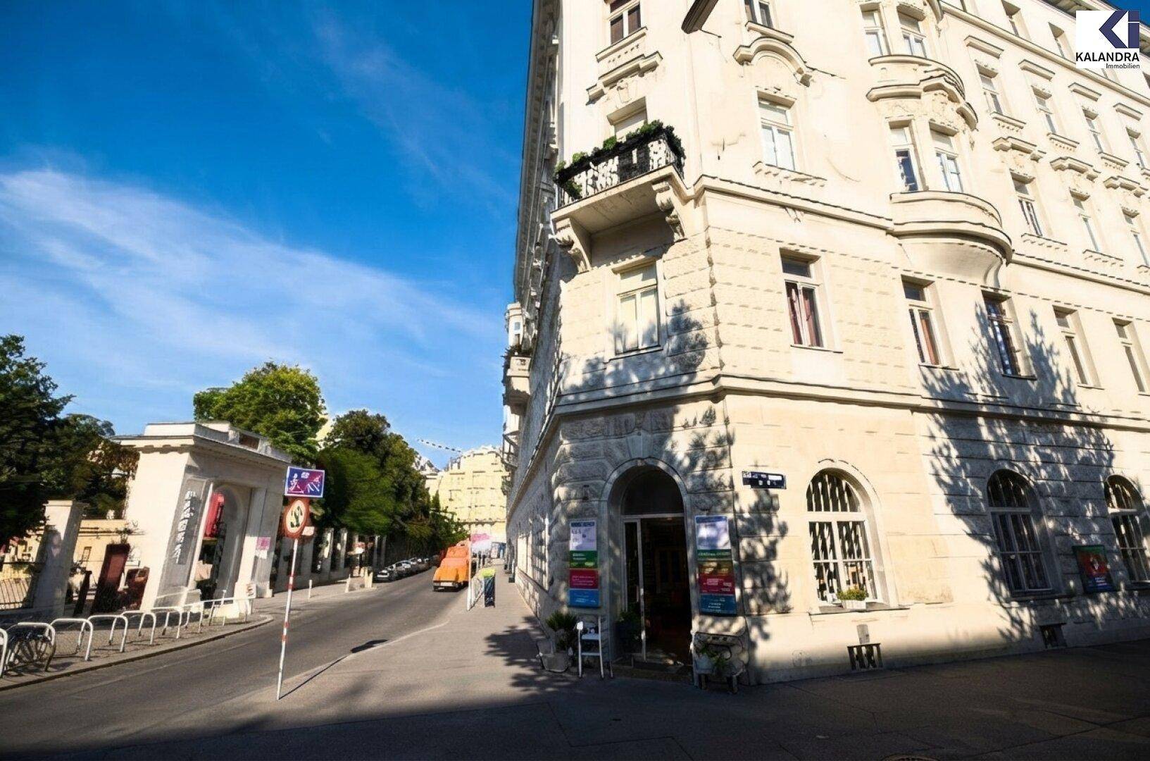 Historisches Gebäude an einer Straßenecke mit klassischer Architektur, Balkonen und Stadtblick.