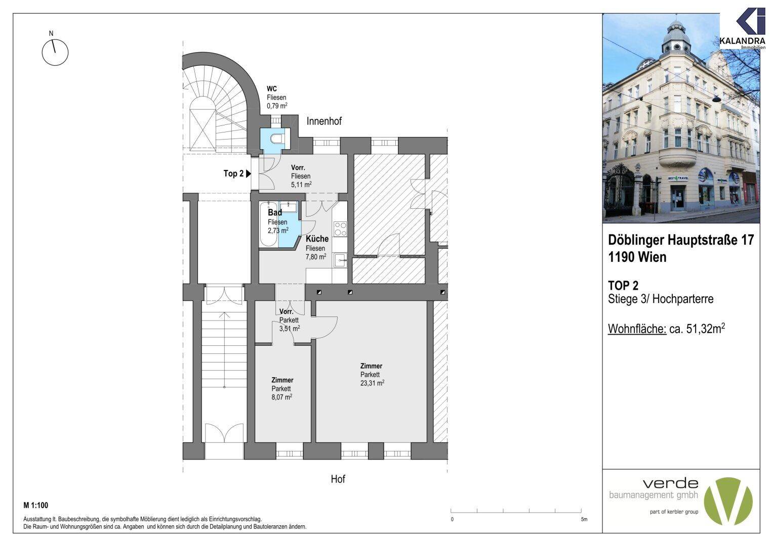Detaillierter Grundriss einer Wohnung mit Raummaßen und Lageplan des Gebäudes in Wien.