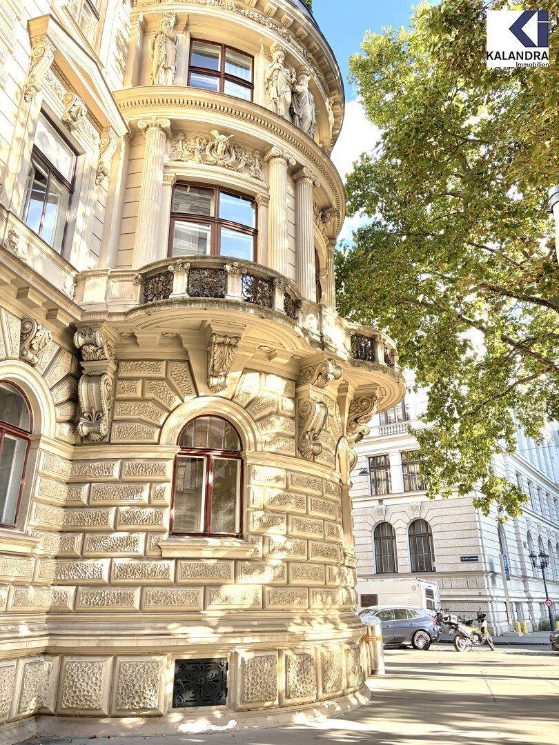 Historisches Gebäude mit reich verzierten Fassaden, Erkern und Balkonen, die die klassische Architektur betonen.