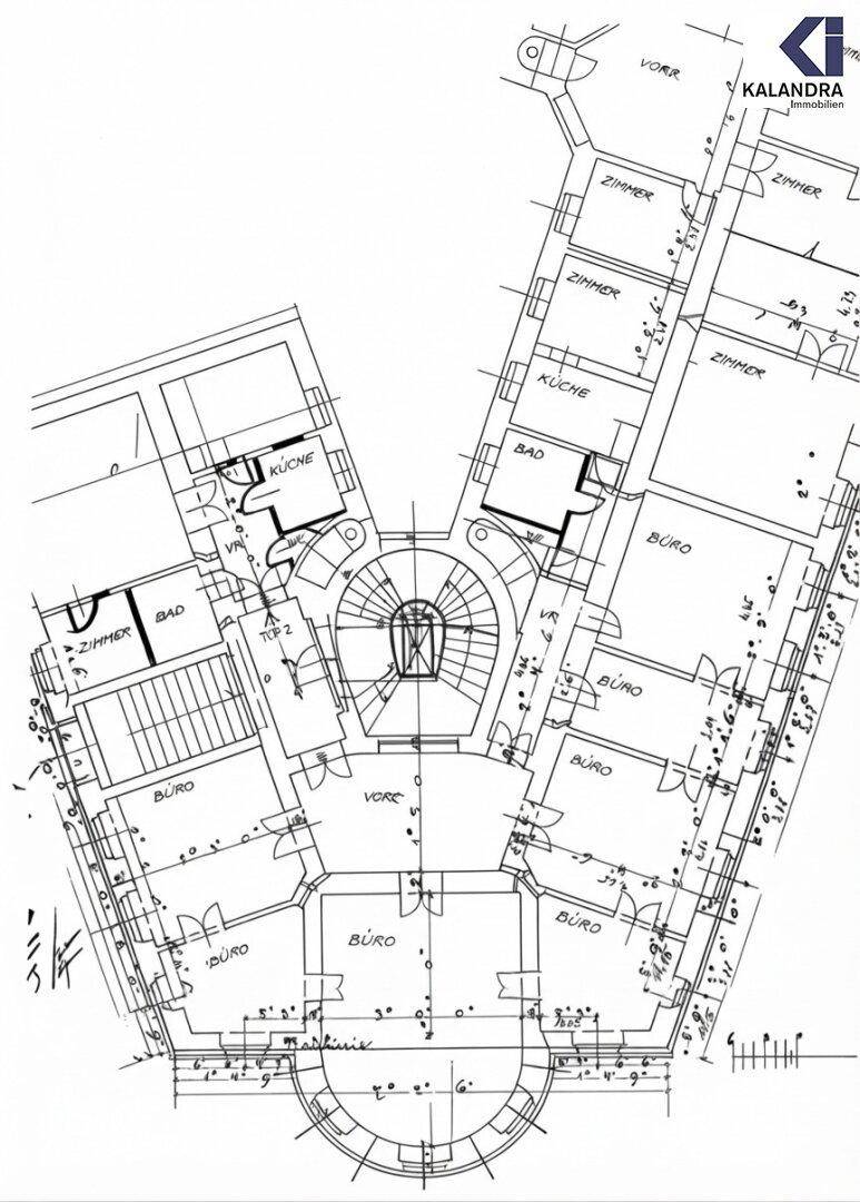 Detaillierter Grundrissplan mit mehreren Zimmern, Bädern, Küchen und Bürobereichen auf einer Etage.