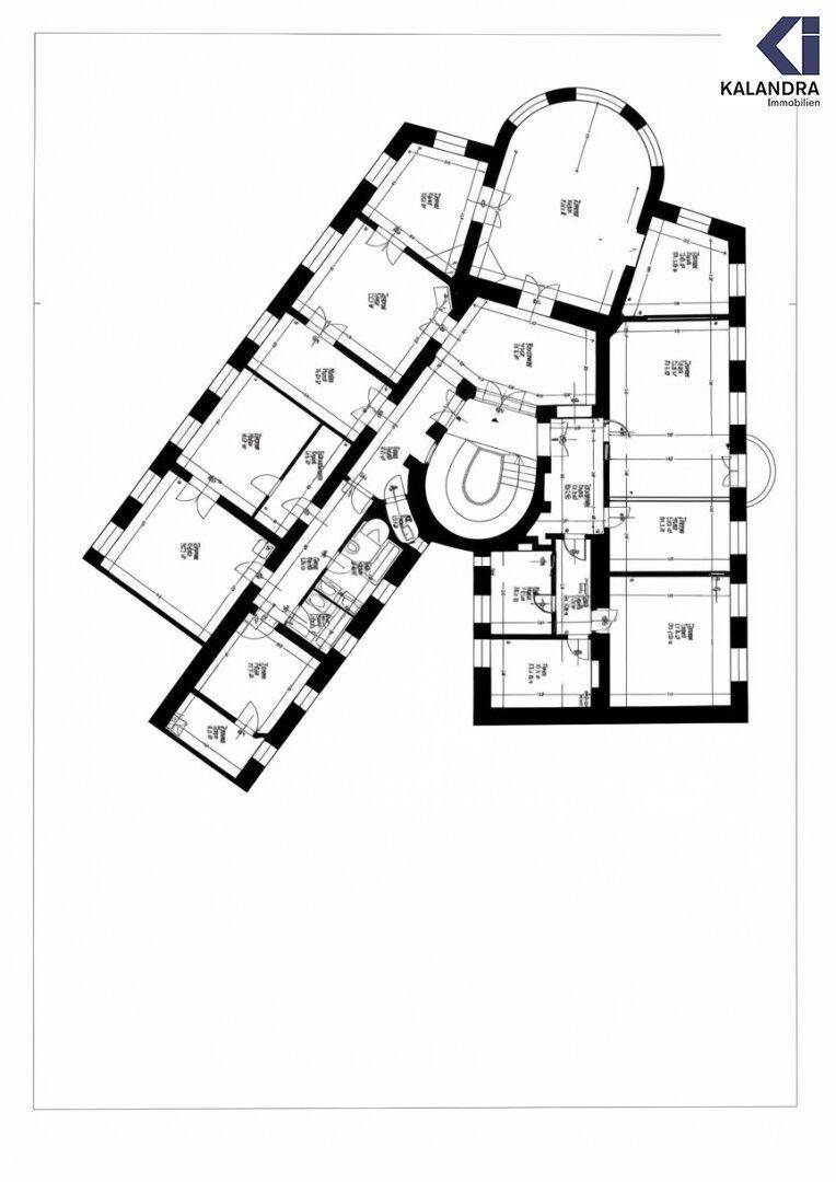 Grundriss einer Wohnung mit mehreren Zimmern und einem runden Erkerbereich.