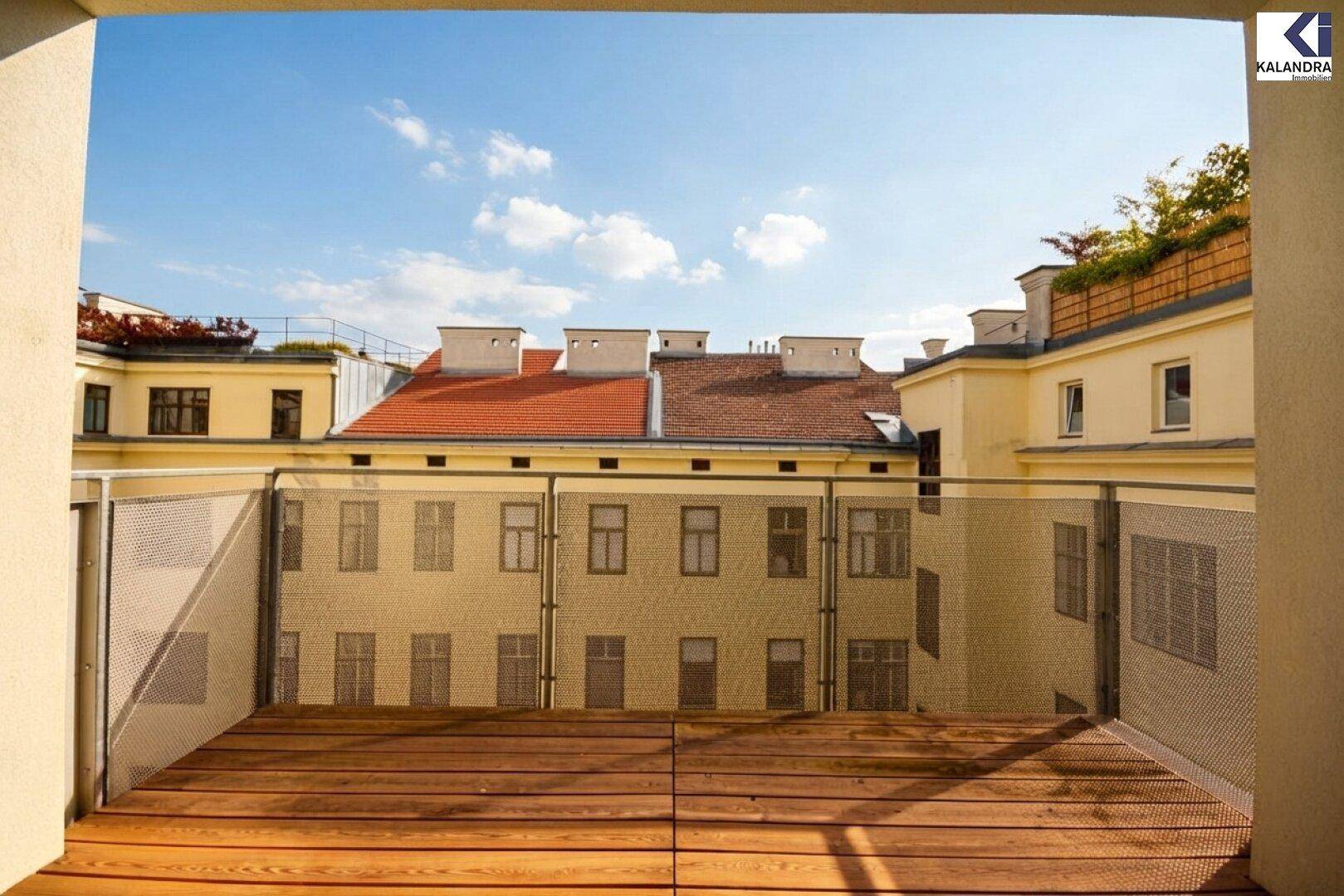 Geräumiger Balkon mit Holzboden und Metallgeländer, bietet einen weiten Blick auf den Himmel.