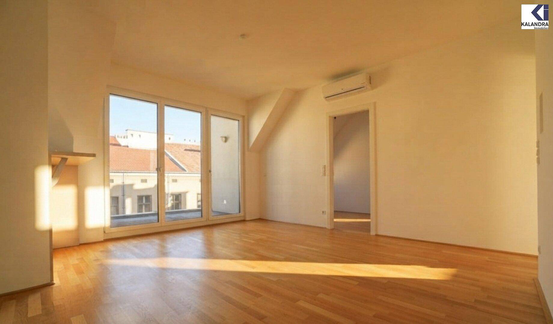 Geräumiger, heller Raum mit Holzboden und großen Fenstern, die viel Sonnenlicht hereinlassen.