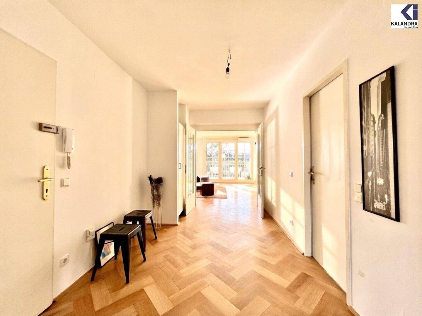 Heller Flur mit Parkettboden und Zugang zu den Wohnbereichen.