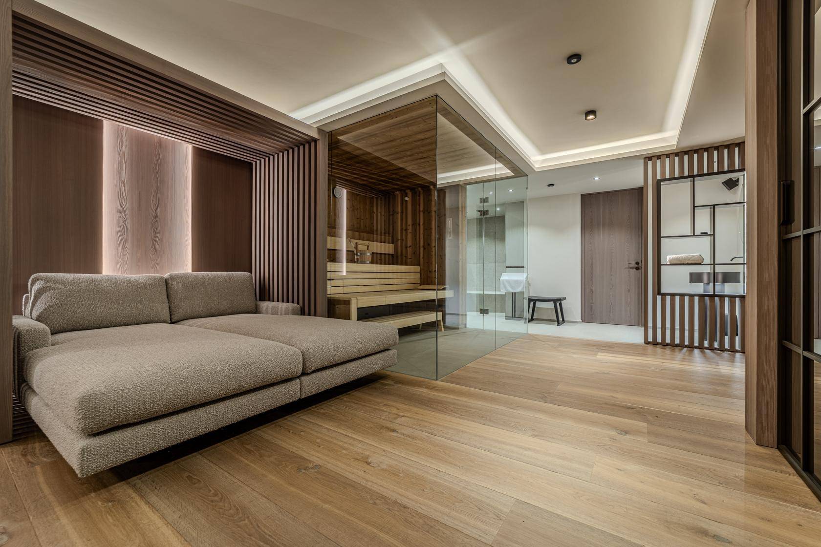 Exklusiver Wellnessbereich mit Sauna, Entspannungsliege und Holzelementen für pure Erholung.
