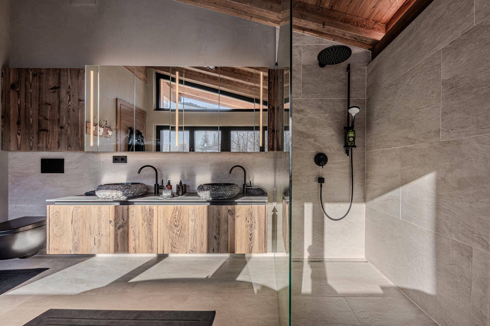 Modernes Badezimmer mit Doppelwaschbecken, großer begehbarer Dusche und Bergbild-Wandgestaltung.