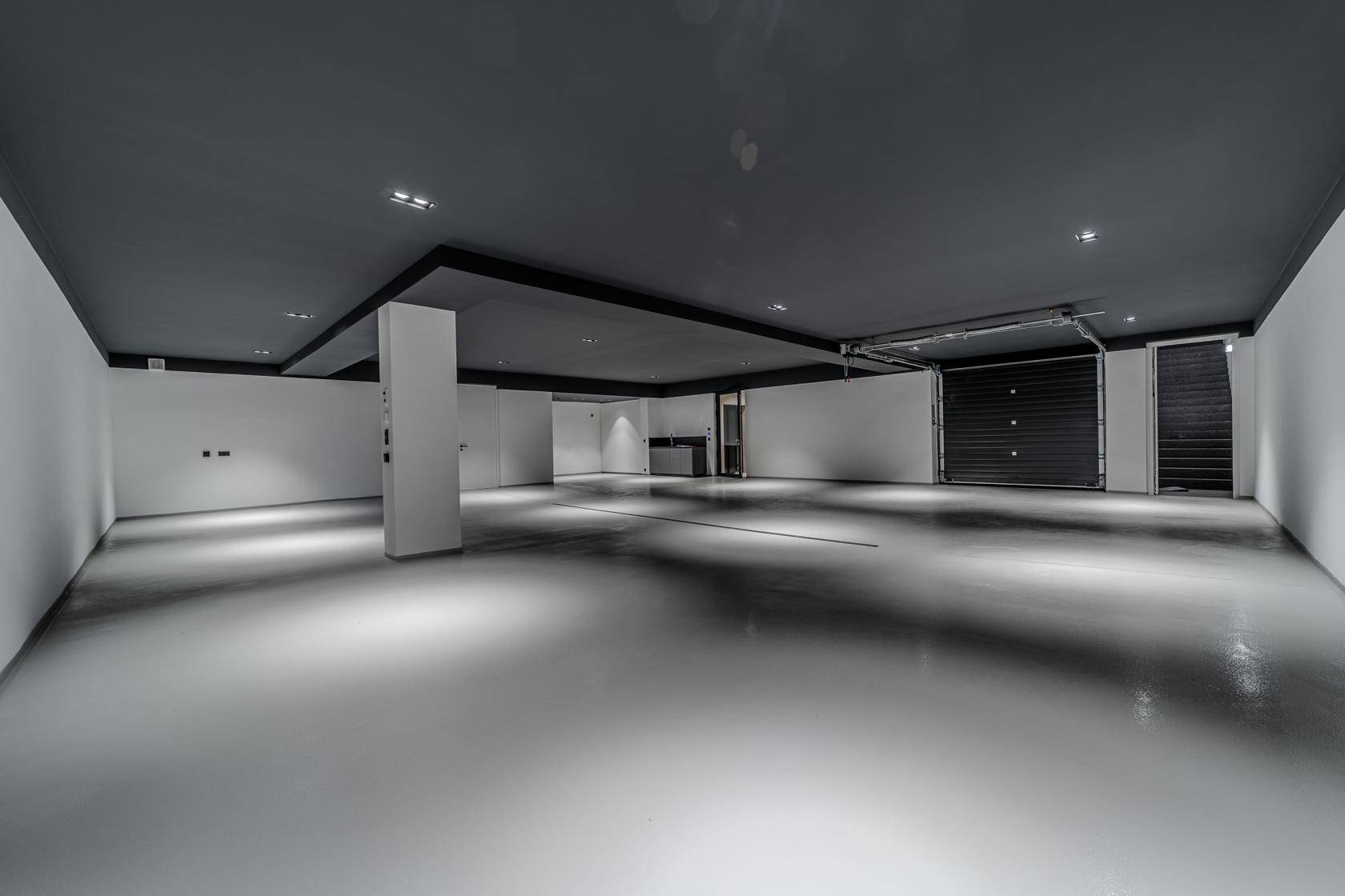 Geräumige und helle Garage mit viel Platz für Fahrzeuge und Lagerung.