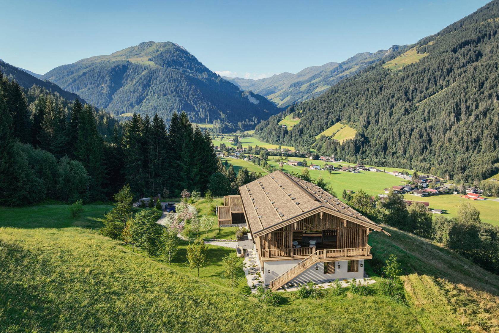 Chalet in erhöhter Lage mit weitem Blick über das Tal und die umliegenden Berge.