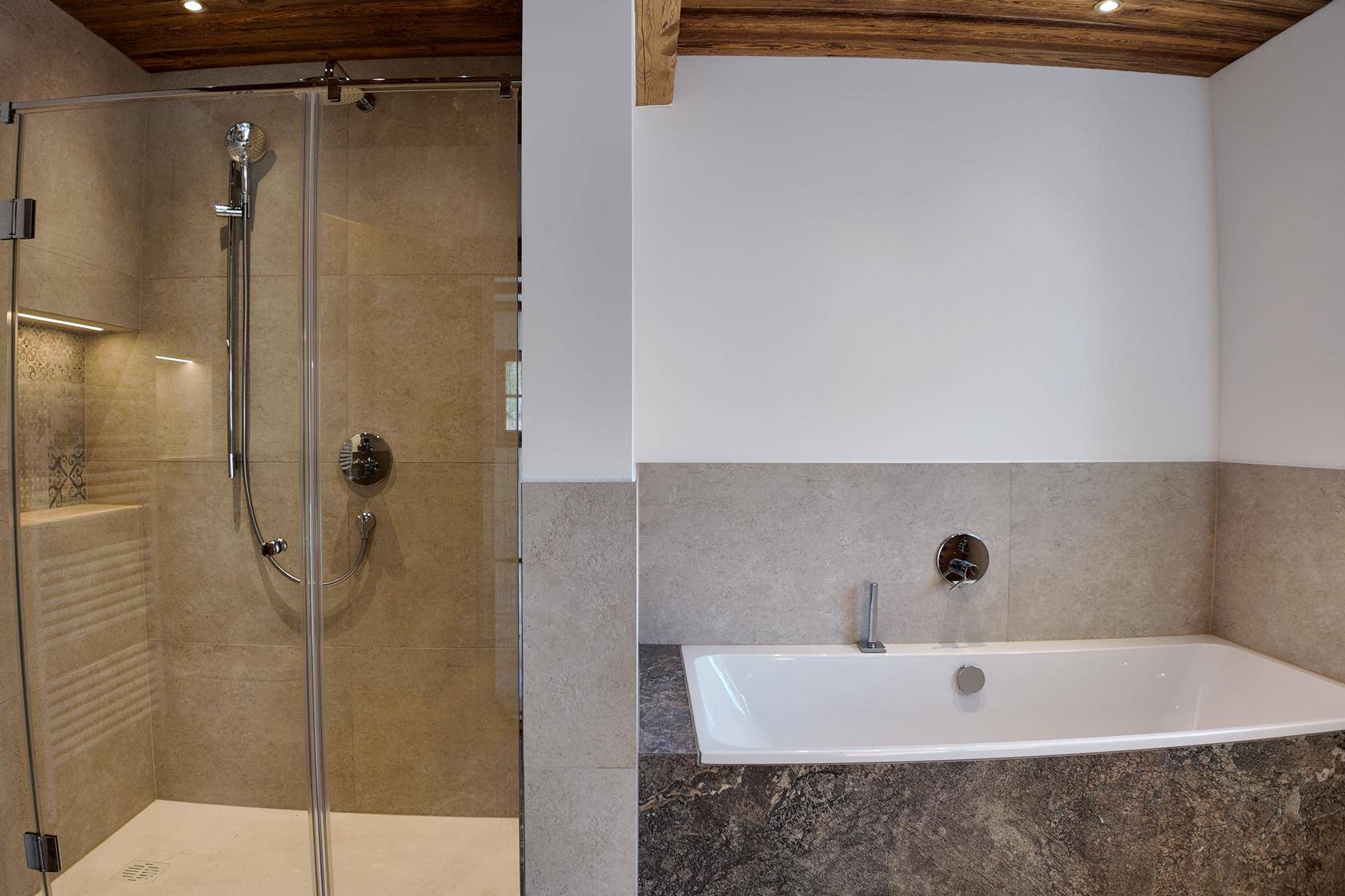 Modernes Badezimmer mit begehbarer Dusche, Badewanne und großformatigen Fliesen.