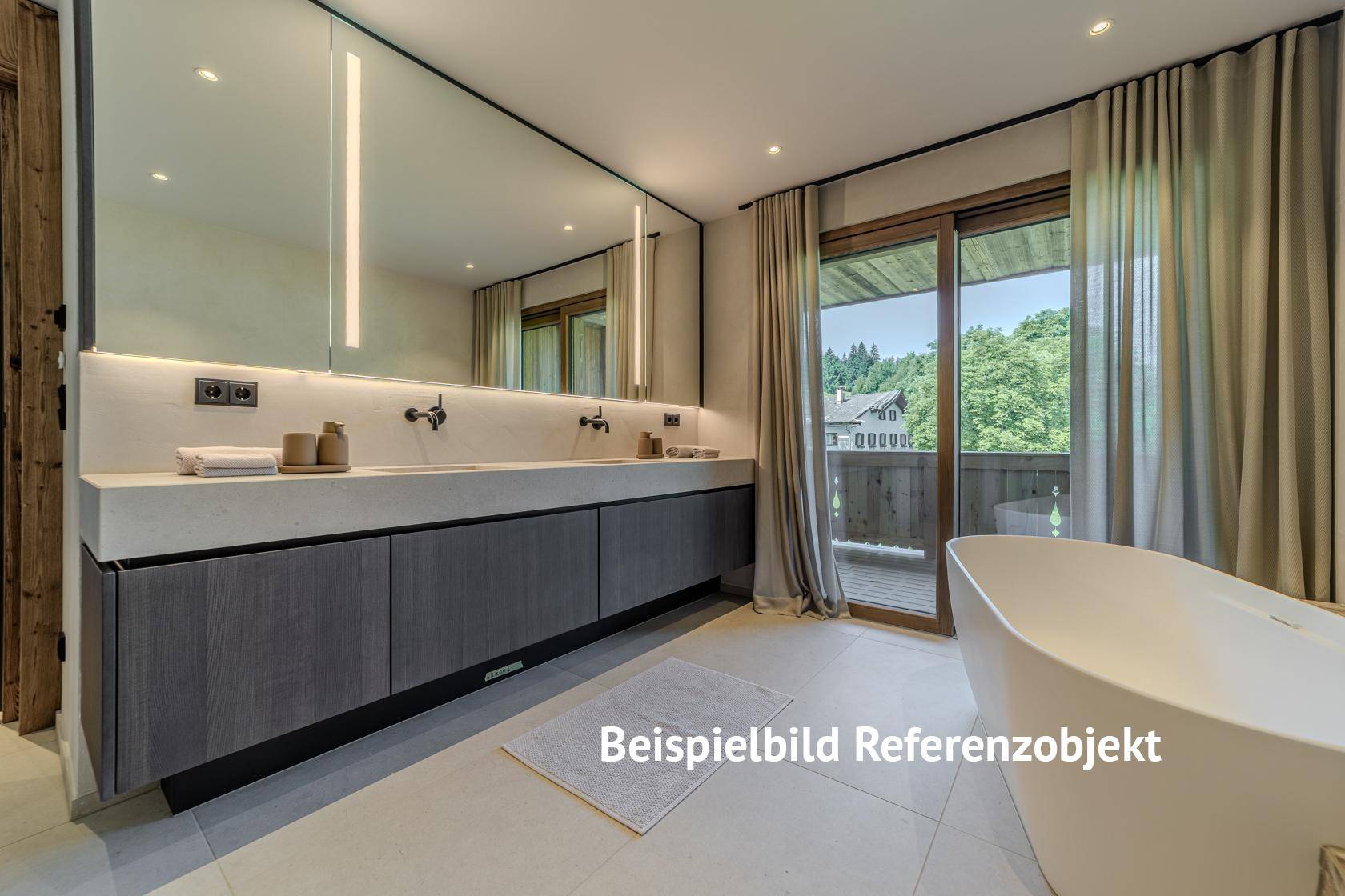 Luxuriöses Badezimmer mit Doppelwaschbecken, freistehender Badewanne und Balkonzugang.