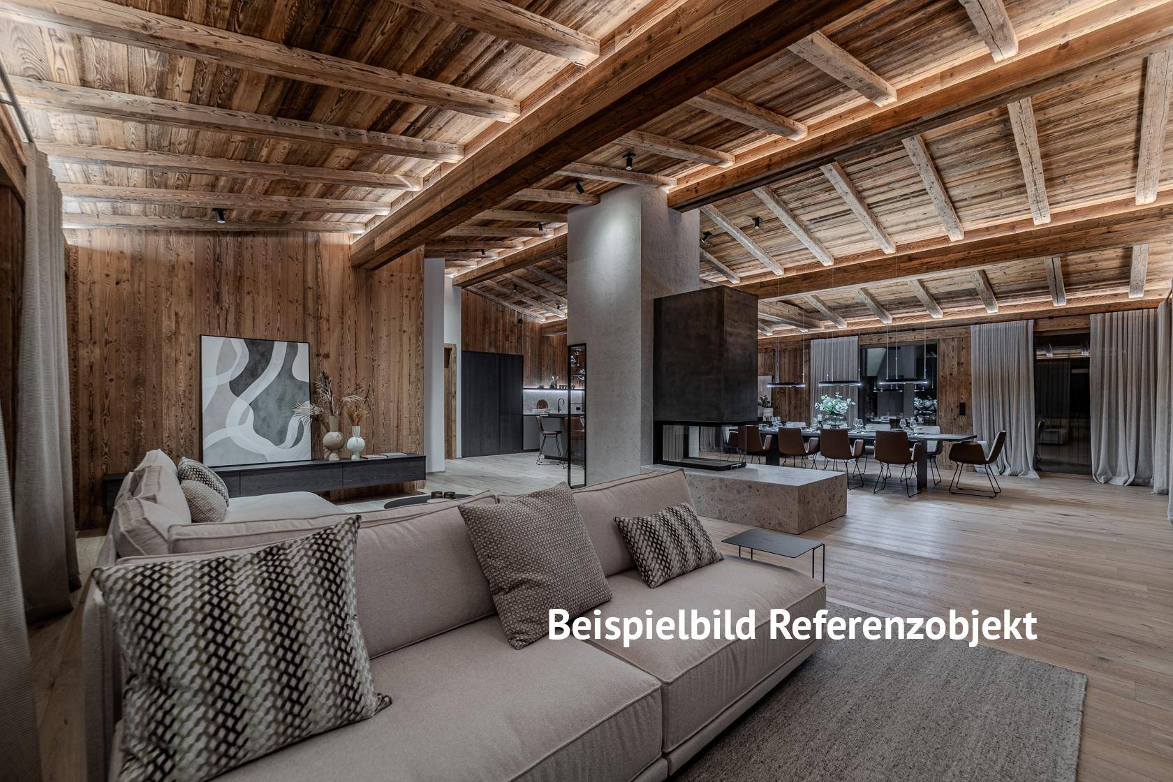 Gemütliches Wohnzimmer mit Holzbalkendecke, modernem Kamin und bequemer Sitzecke.
