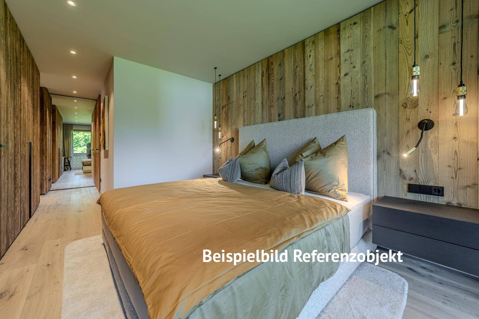 Helles Schlafzimmer mit Holzwänden, großem Bett und modernem Design.