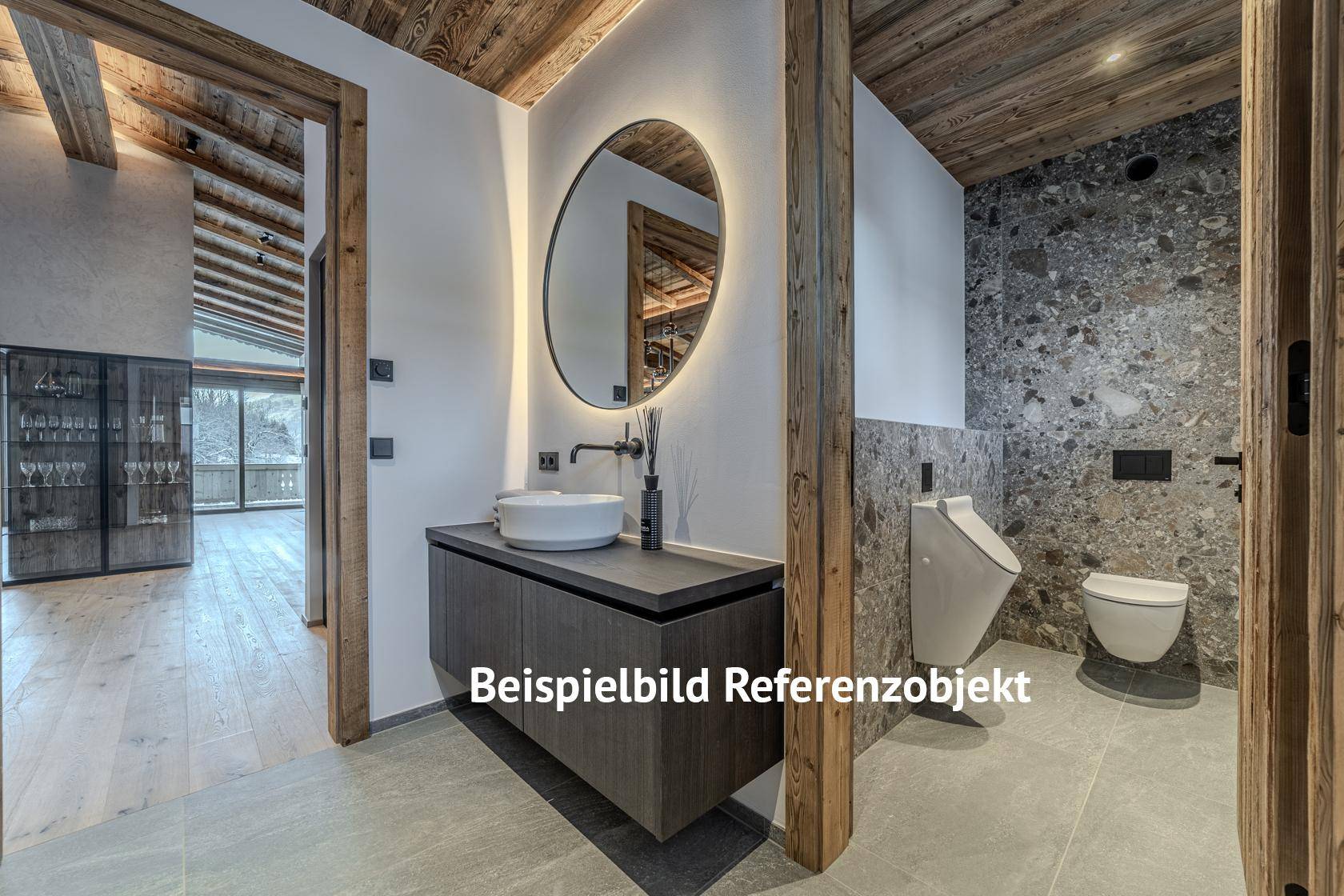 Modernes Gäste-WC mit Urinal, Waschbecken und stilvollen Fliesen.