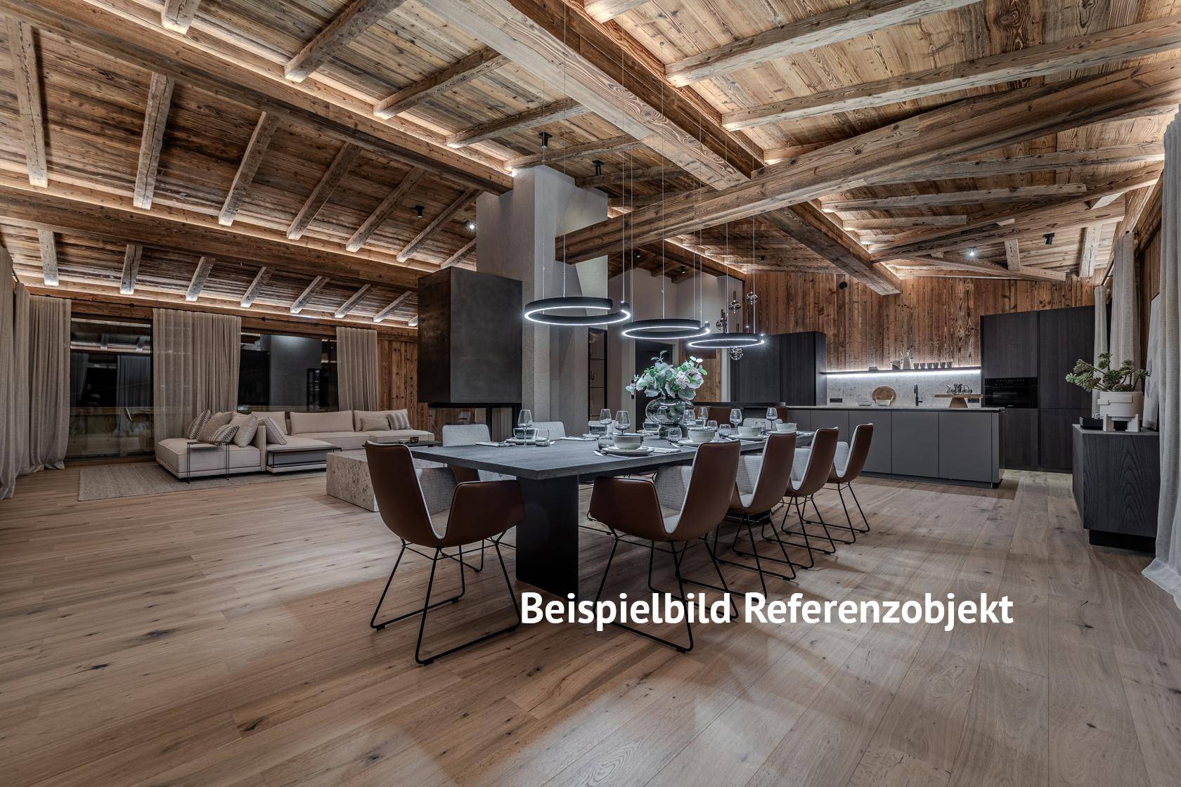 Geräumiger Wohn-Essbereich mit Holzbalkendecke, modernem Kamin und offener Küche.