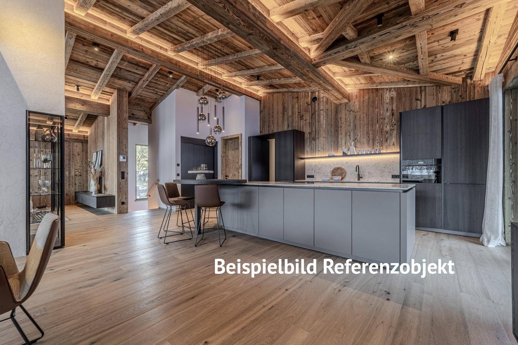 Moderne offene Küche mit Kücheninsel, Holzwänden und sichtbaren Deckenbalken.