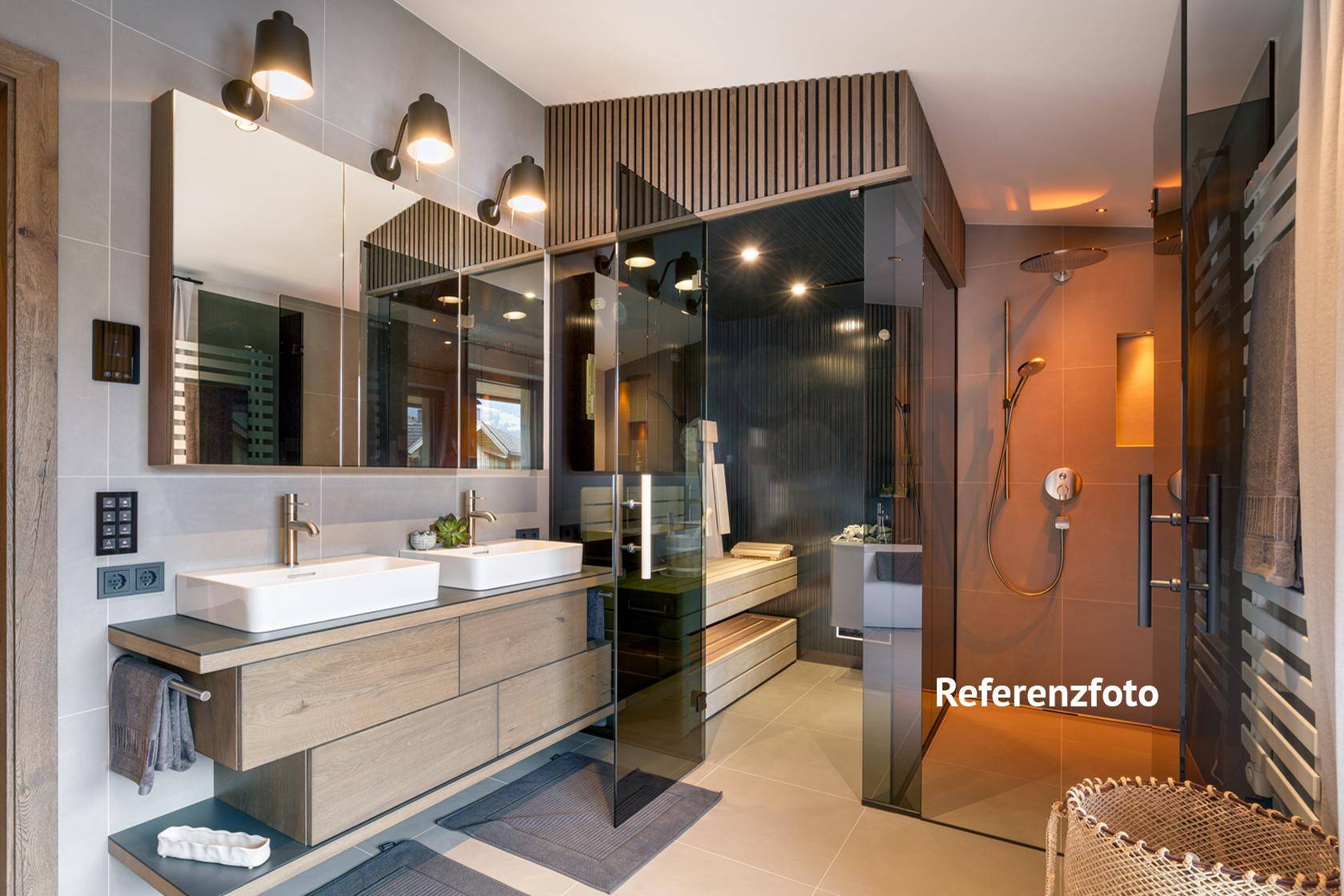 Luxuriöses Badezimmer mit Doppelwaschbecken, begehbarer Dusche und integrierter Sauna.