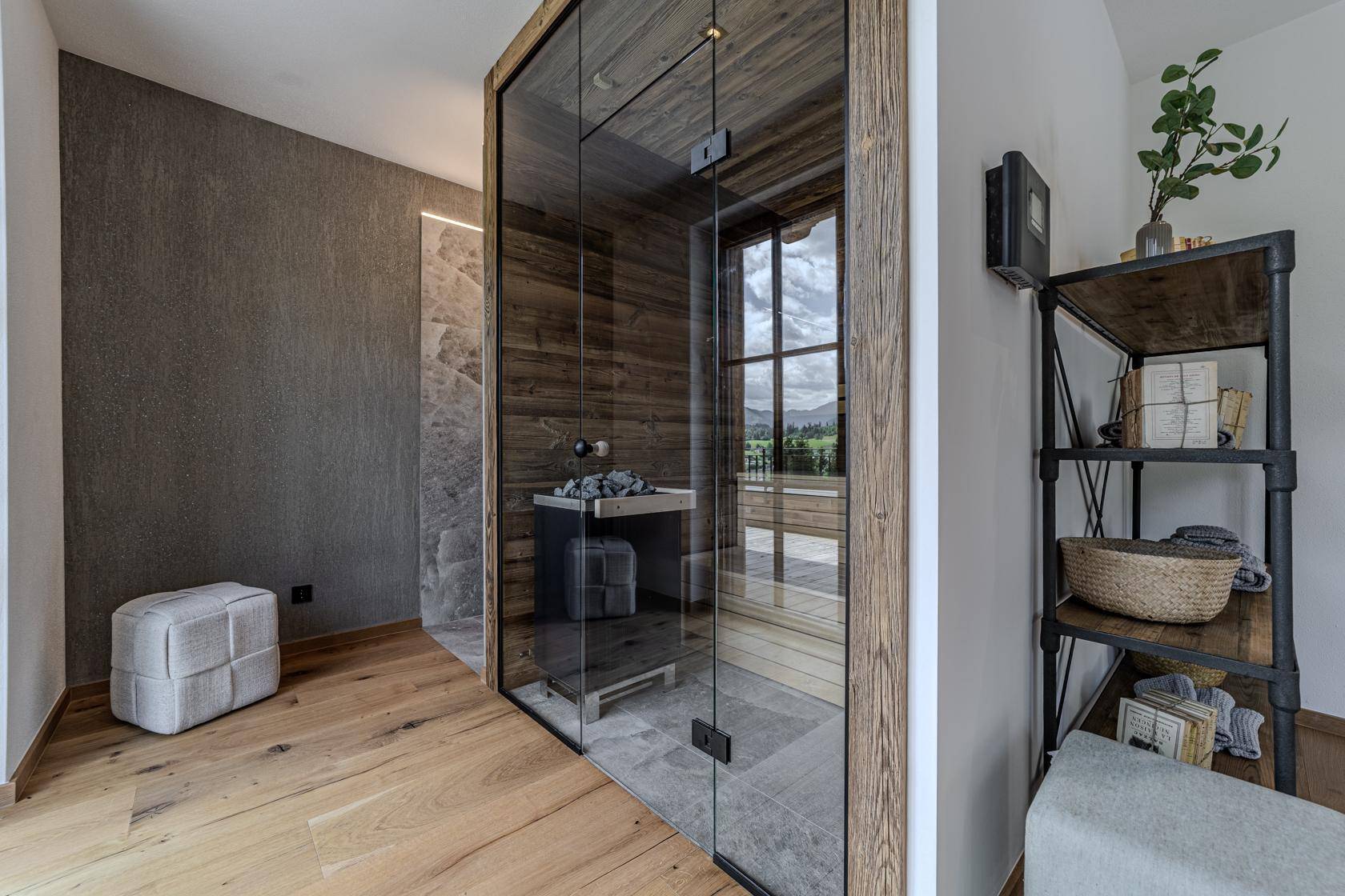 Moderne Sauna mit Glasfront und angrenzendem Duschbereich für entspannende Momente.