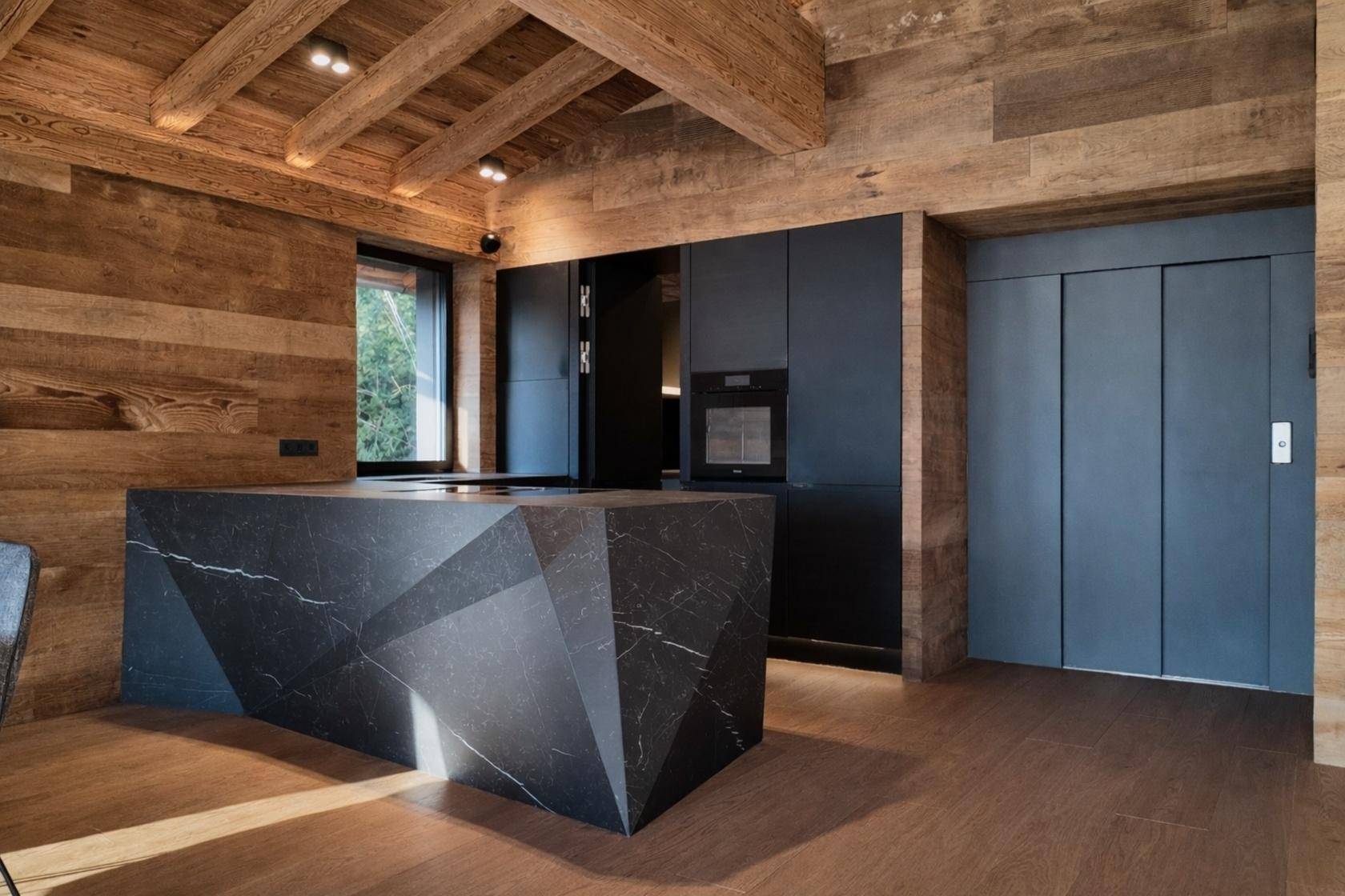 Moderne schwarze Küche mit einzigartiger Kücheninsel aus Marmor und integriertem Aufzug im Holzinterieur.