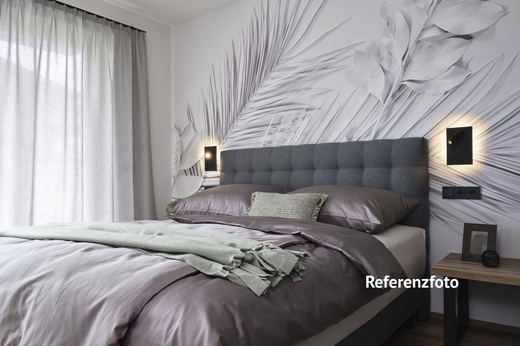 Modernes Schlafzimmer mit großem Bett, dekorativer Wandtapete und indirekter Beleuchtung.