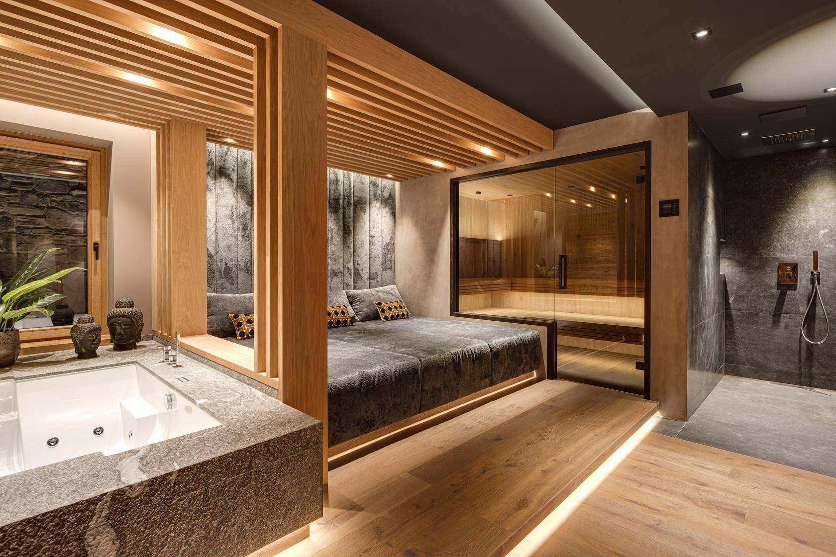 Exklusiver Wellnessbereich mit Sauna, Whirlpool und stilvoller Holzverkleidung für Entspannung.