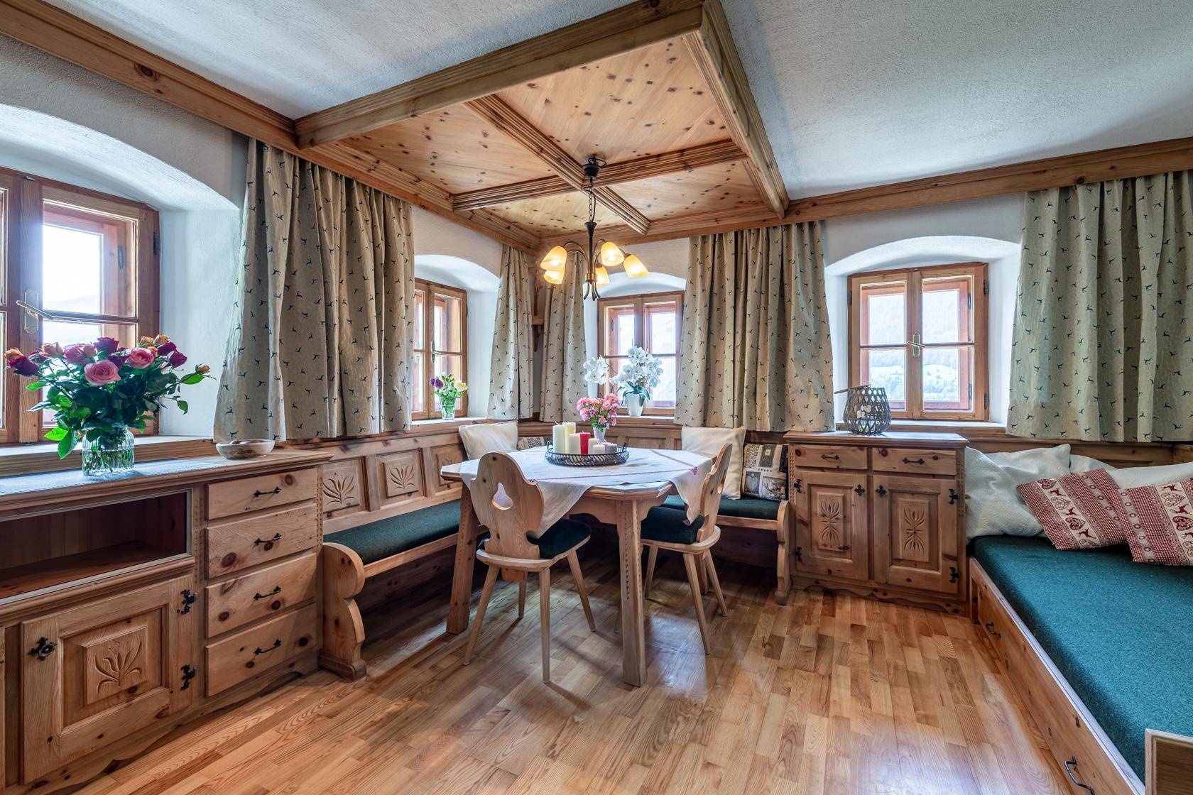 Gemütlicher Essbereich im Landhausstil mit Holztäfelung und traditionellen Möbeln.