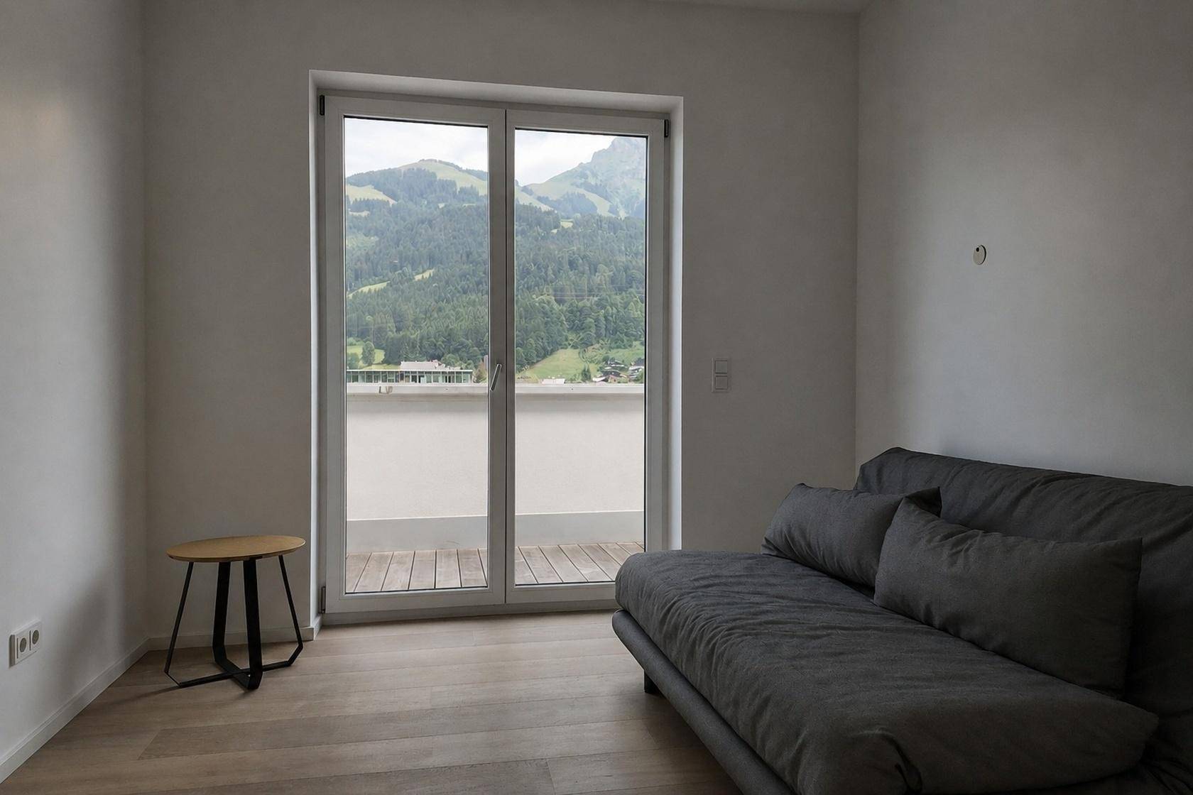 Gemütliches Zimmer mit Schlafsofa und Balkonzugang, bietet einen schönen Bergblick.