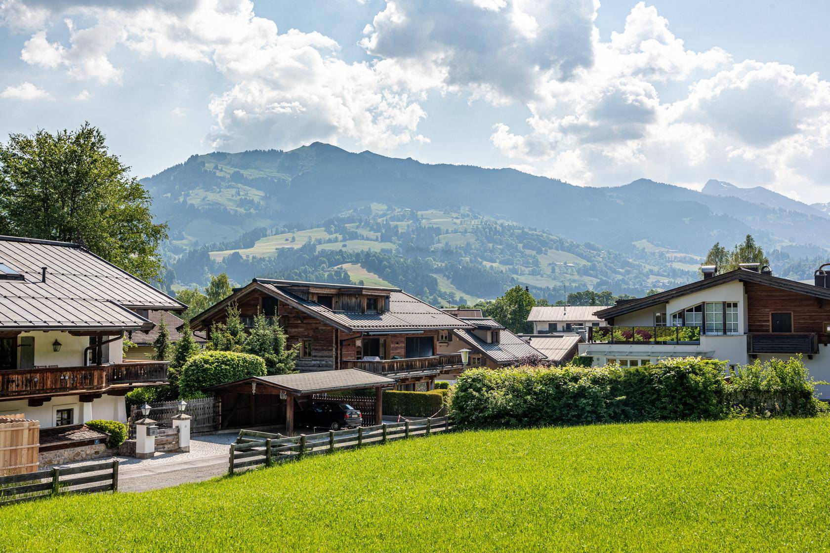 Charmante Häuser in ländlicher Umgebung mit traditioneller Architektur und Bergblick.