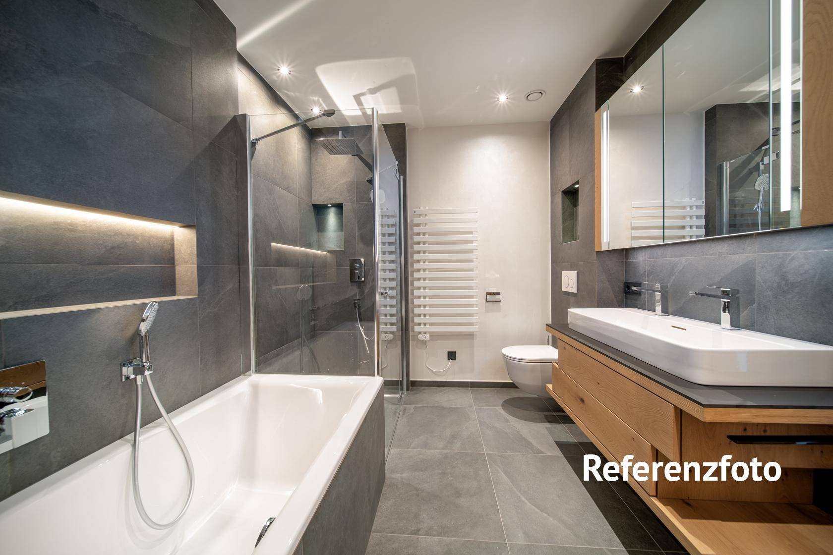 Modernes Badezimmer mit Badewanne, begehbarer Dusche und eleganten dunklen Fliesen.