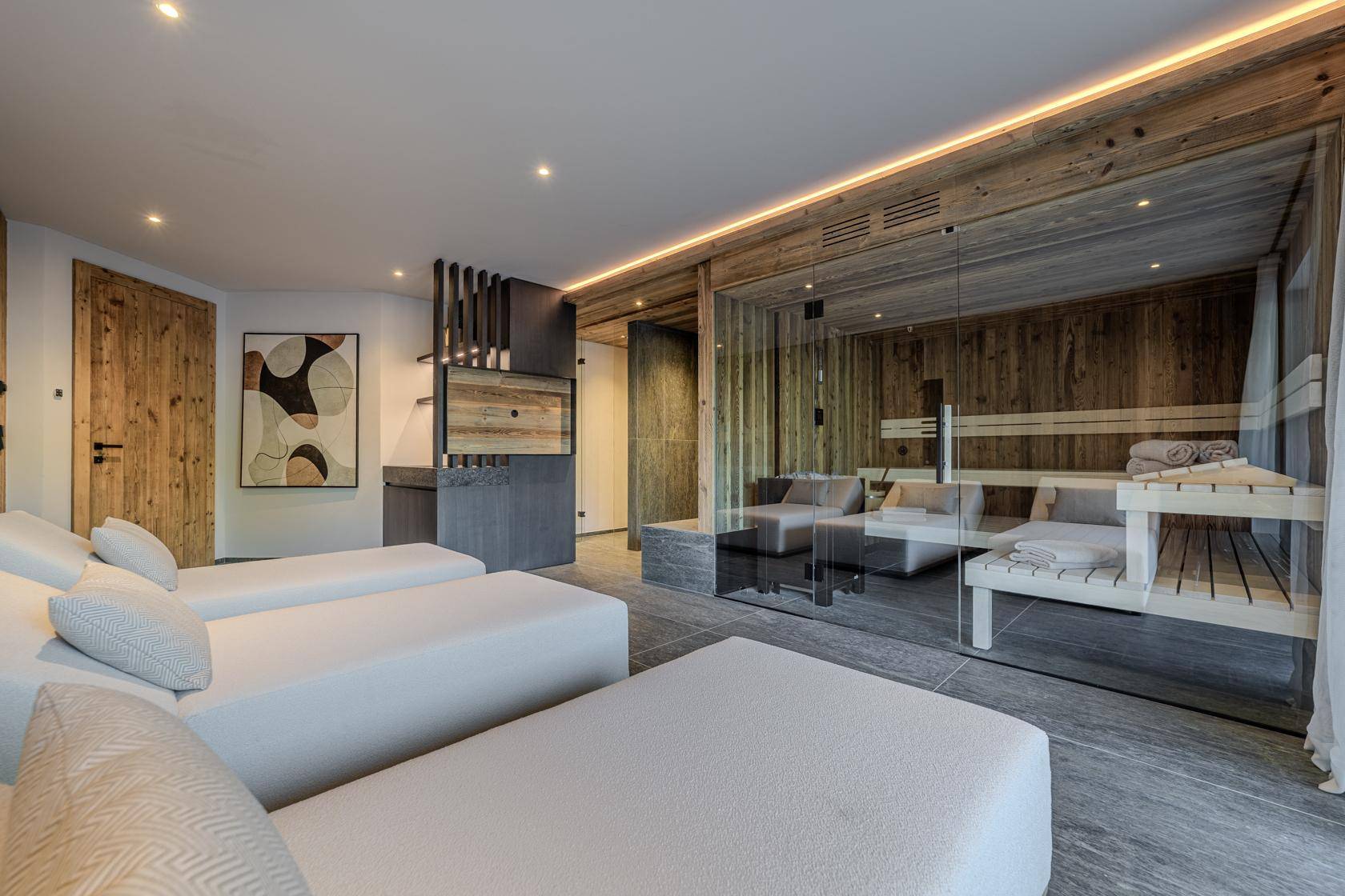 Exklusiver Wellnessbereich mit Sauna, Liegen und entspannender Atmosphäre.