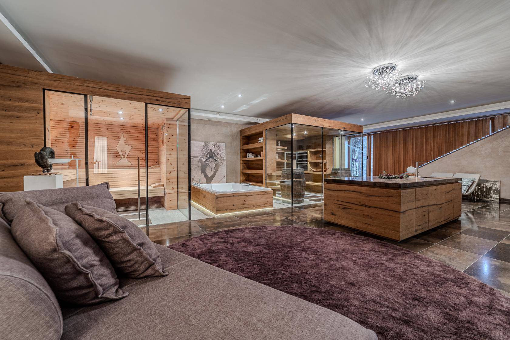 Exklusiver Wellnessbereich mit Sauna, Whirlpool und integriertem Weinkeller.