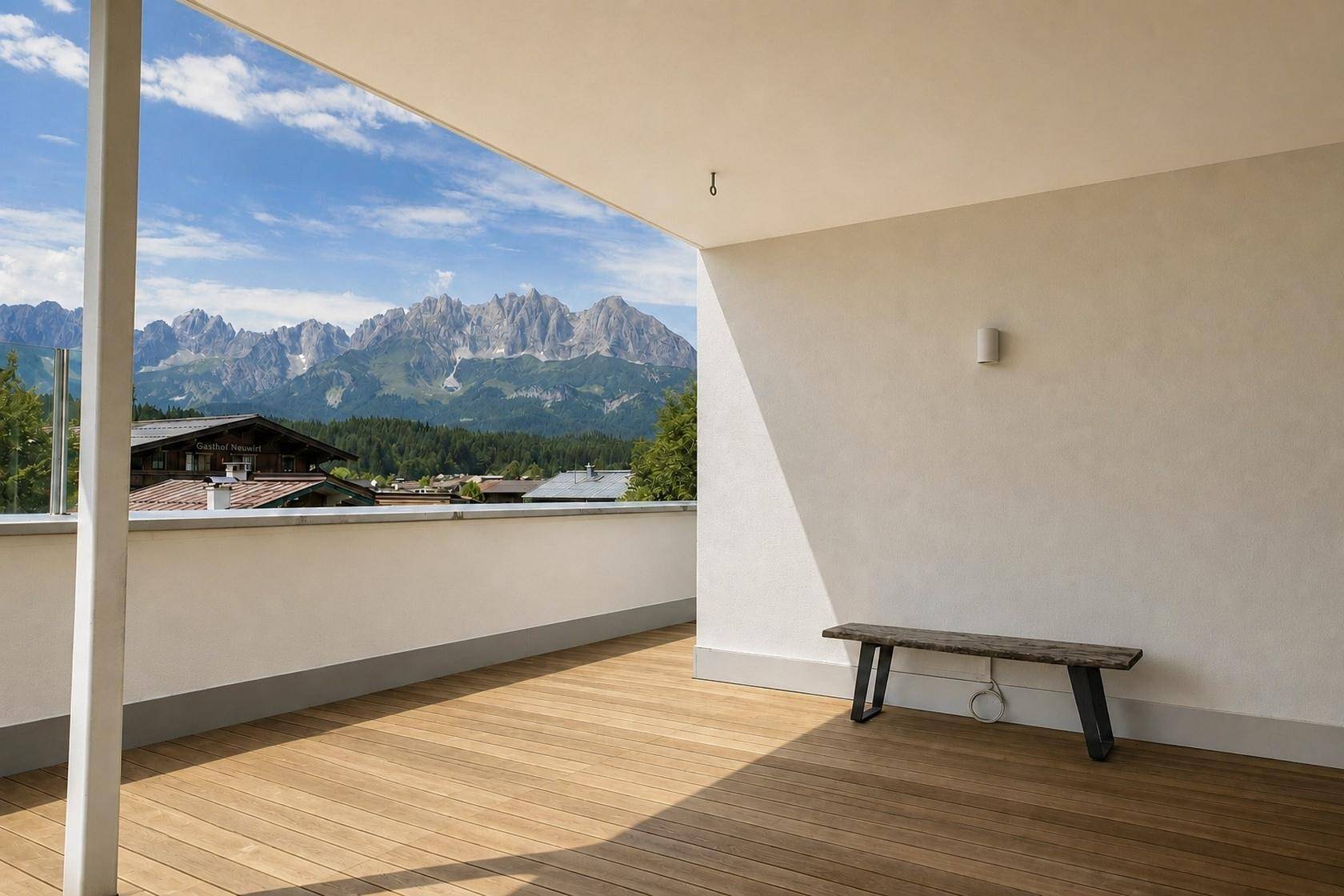 Geräumige Terrasse mit Holzdeck und Sitzbank, die einen atemberaubenden Blick auf die Bergwelt bietet.