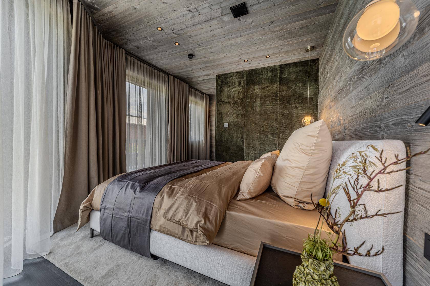 Elegantes Schlafzimmer mit Holzwänden, bequemen Bett und stilvoller Beleuchtung.
